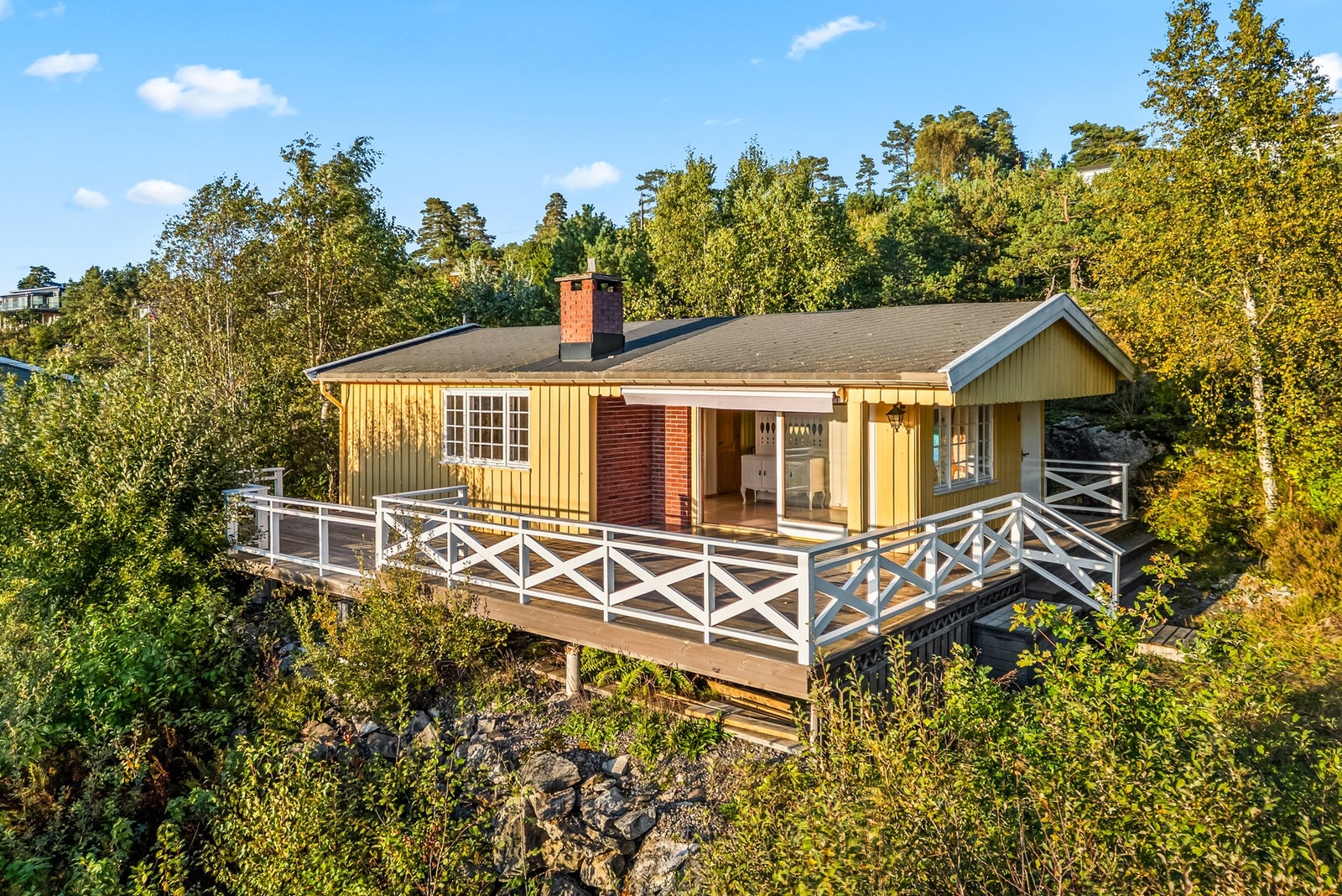 Eiendommen ligger i et attraktivt og fredelig hytteområde i naturskjønne omgivelser nær Drøbak. Galleribilde