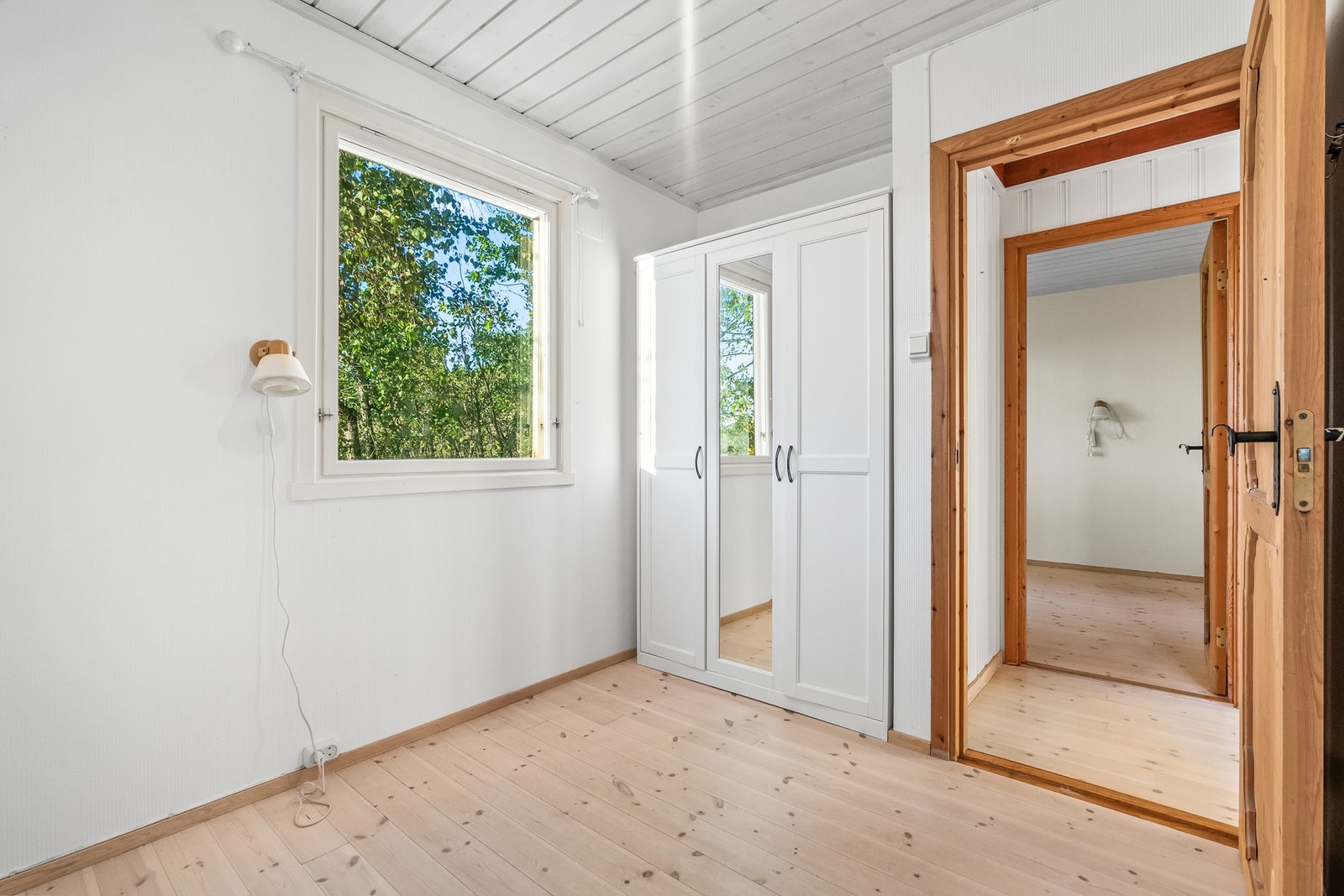 Garderobeskap på to av soverommene. Galleribilde