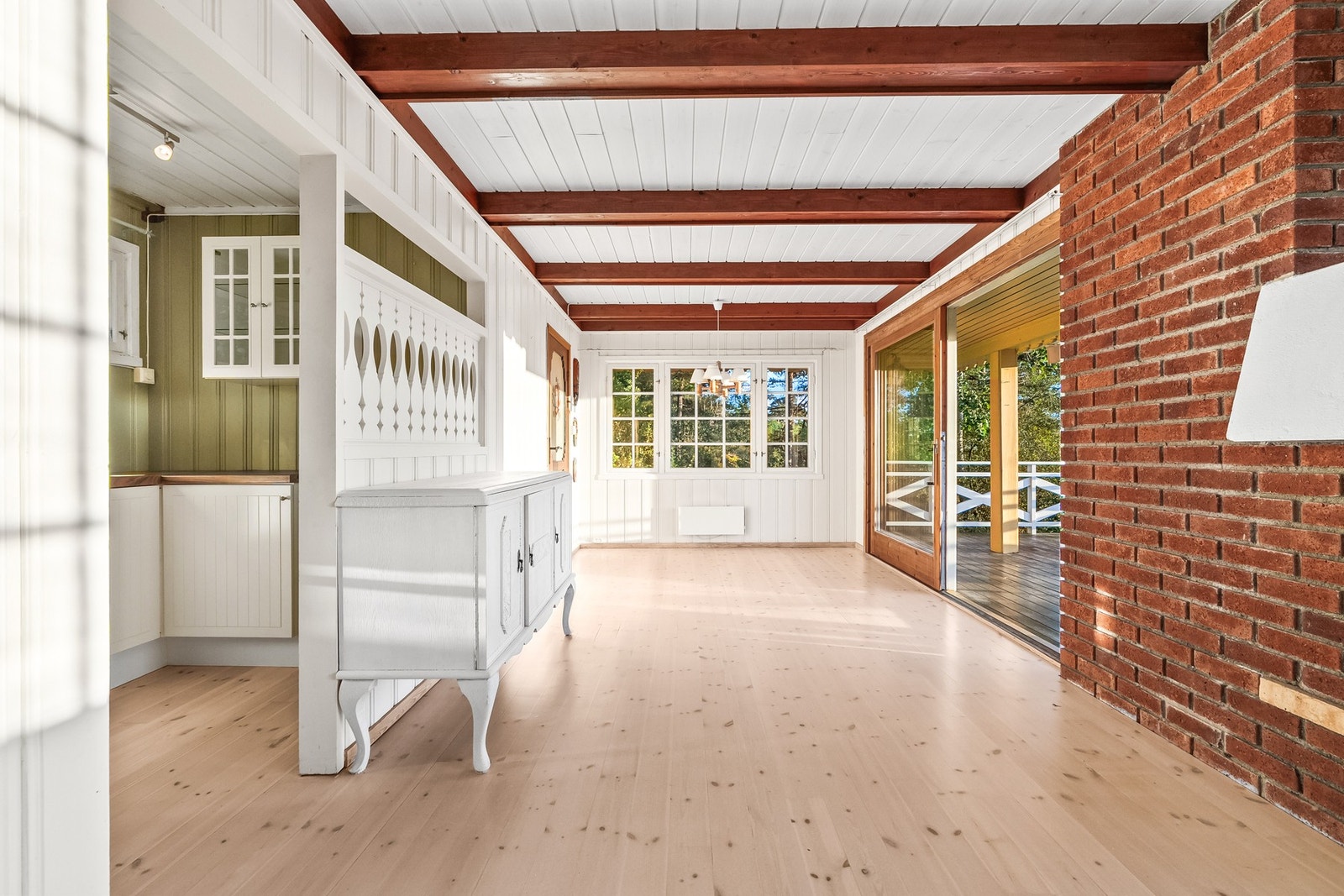 Legg merke til det flotte lysinnslippet fra de store vindusflatene. Galleribilde