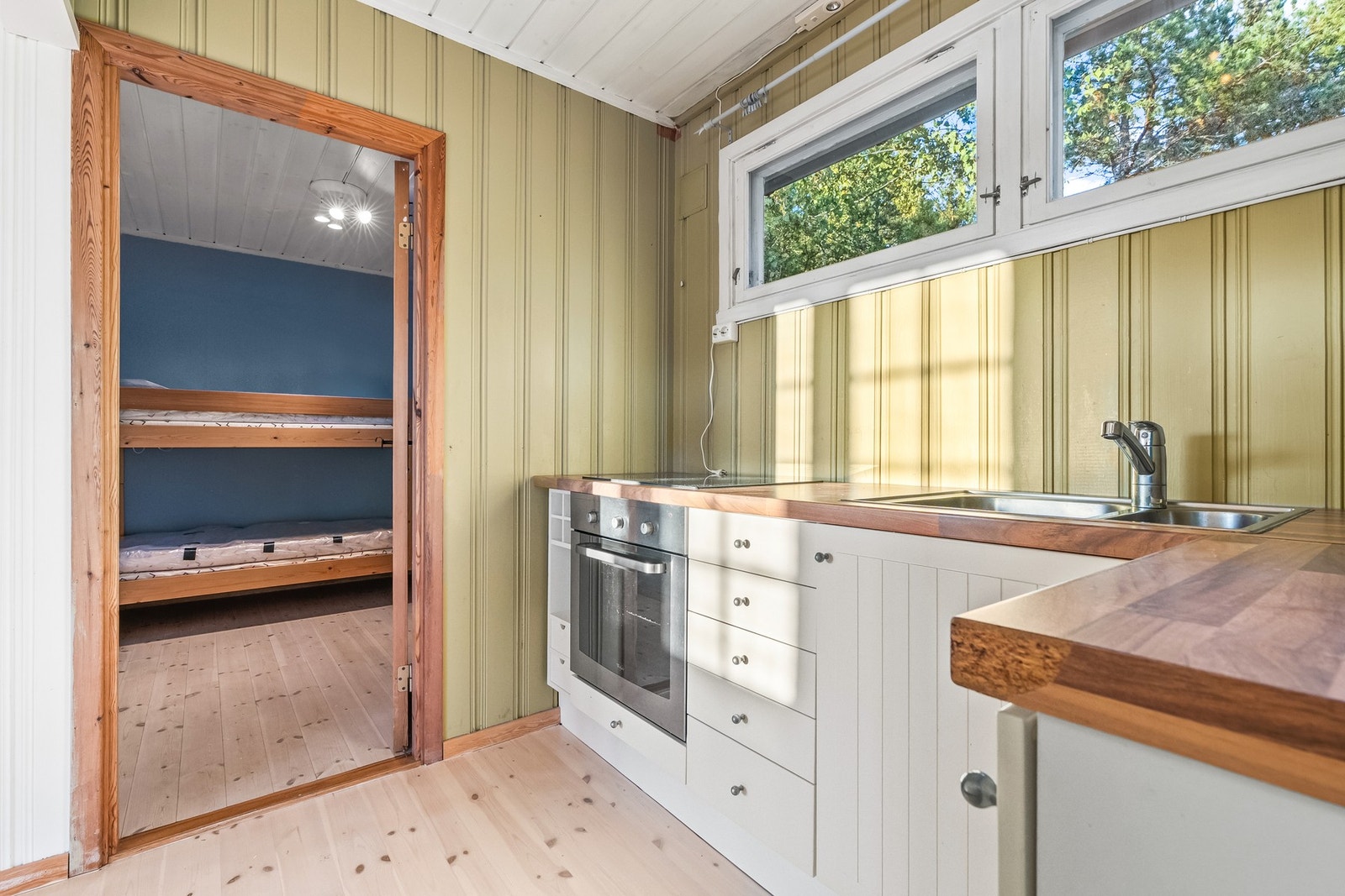 Vellet har eget vannforsyningsanlegg (borevann) som hyttene er tilkoblet gjennom sommerledninger. Det er også mulighet for tilkobling av vann og avløp via privat VA-lag. Galleribilde