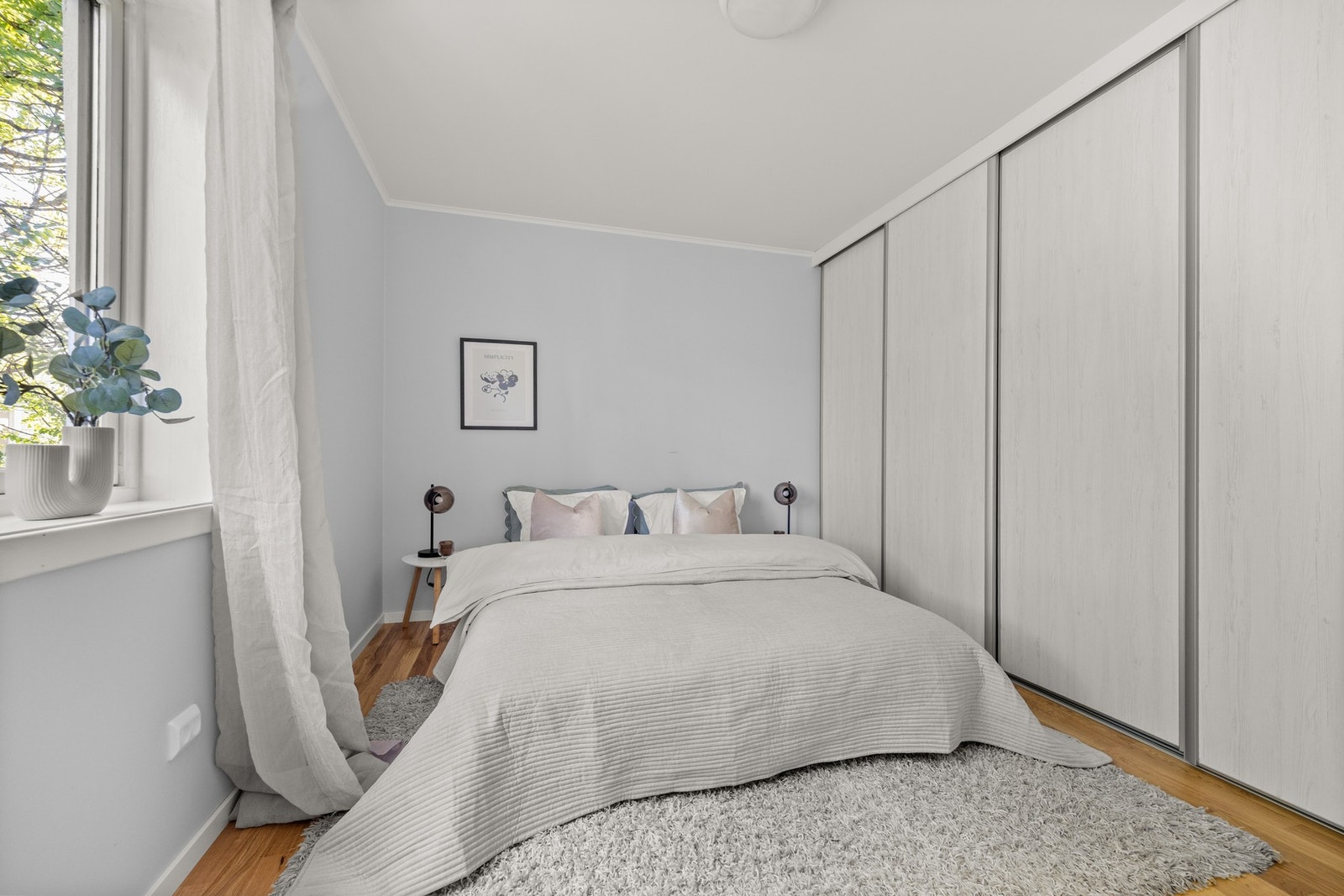 Soverommet har et tilhørende garderobeskap. Galleribilde