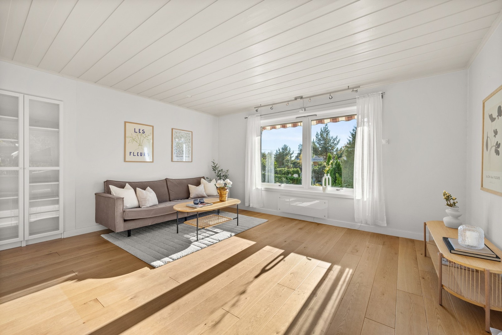 Her har du god plass til sofa og TV med tilhørende møblement Galleribilde