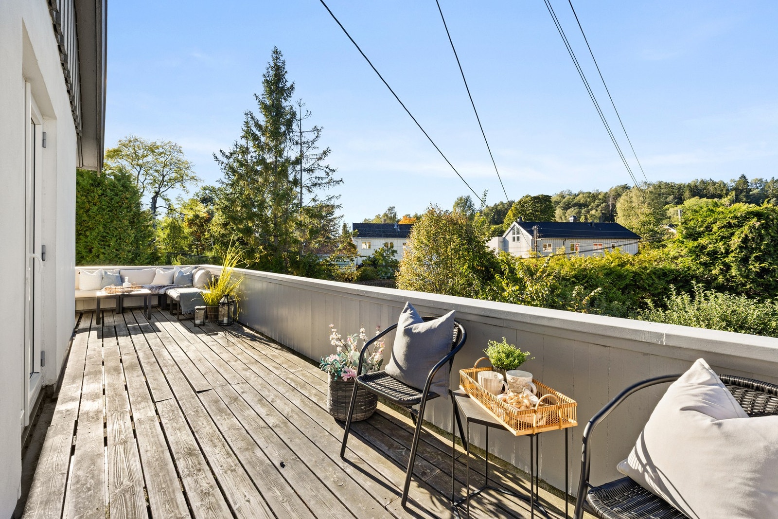 Fra boligens sosiale soner har du naturlig adkomst til en stor veranda Galleribilde