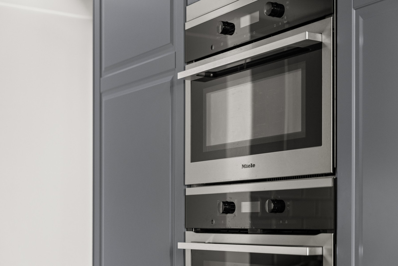 Kjøkkenet har en rekke integrerte hvitevarer og oppvaskmaskin - slik at du har alt du trenger Galleribilde