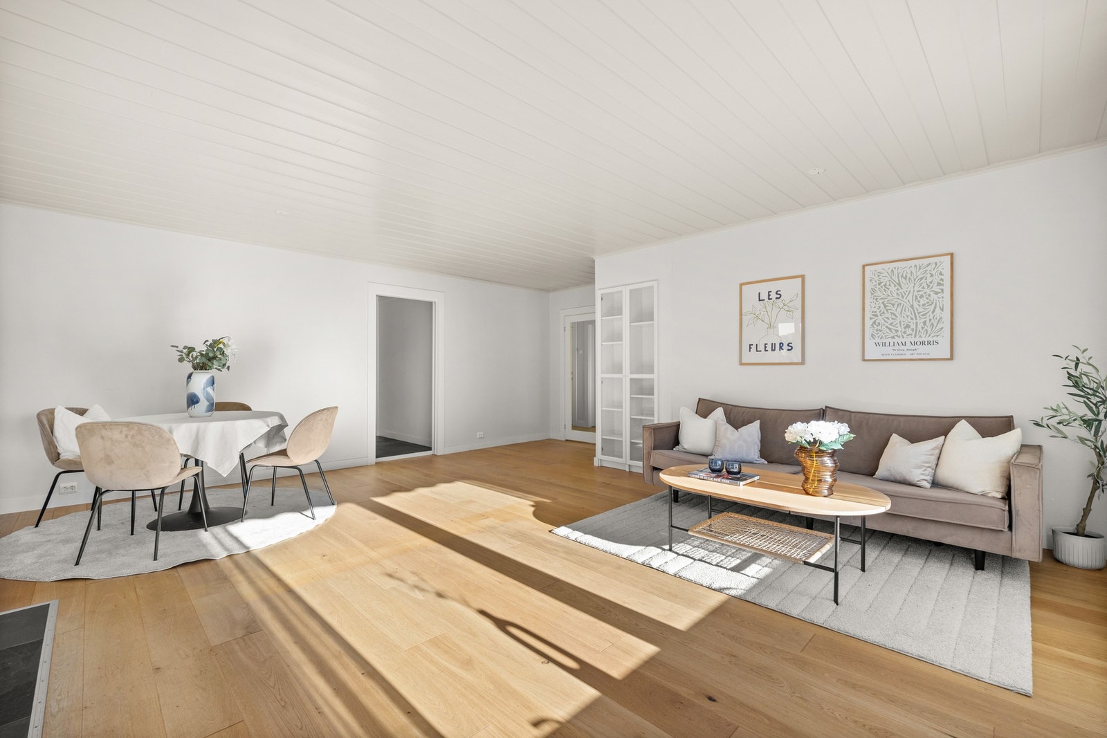 Leiligheten har store sosiale soner med gode innredningsmuligheterer Galleribilde