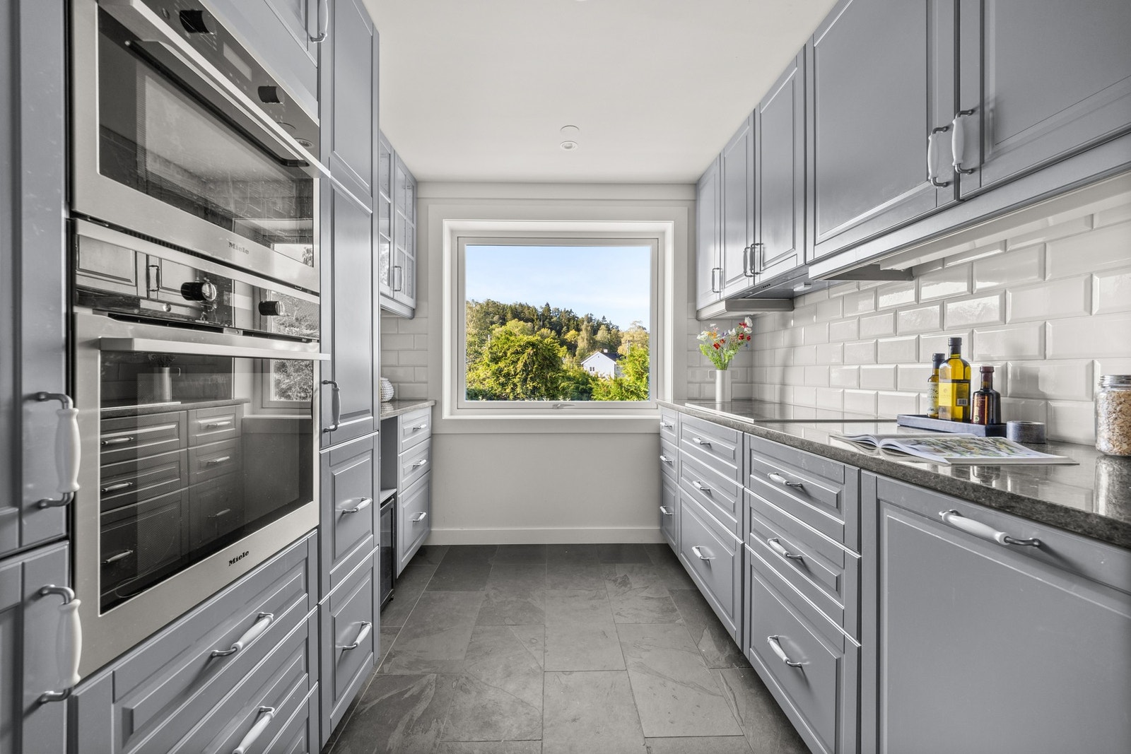 Kjøkkenet byr på godt med benkeplass til matlaging og skapplass til oppbevaring av kjøkkenutstyr Galleribilde