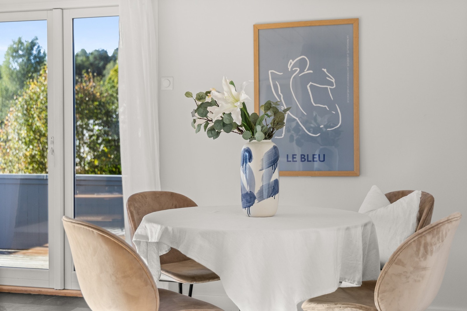 I tilknytning til stue og kjøkken er det plass til å innrede med langbord eller annen ønsket spisegruppe Galleribilde