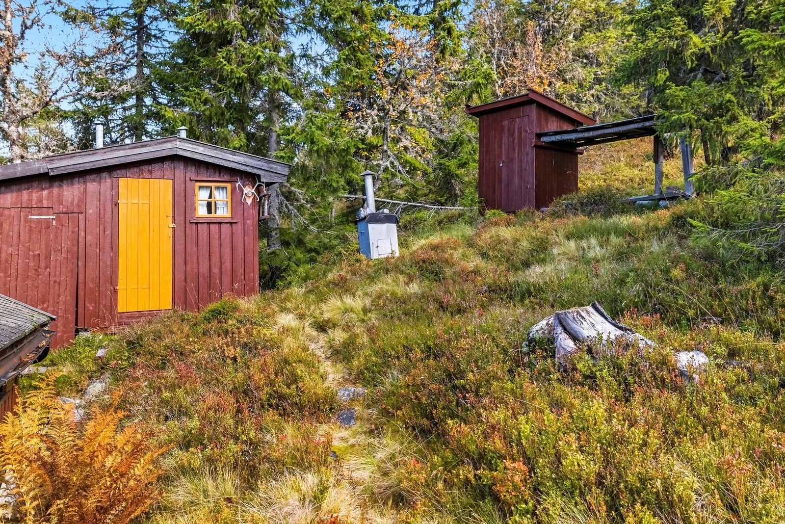 Utedo med vedlager Galleribilde