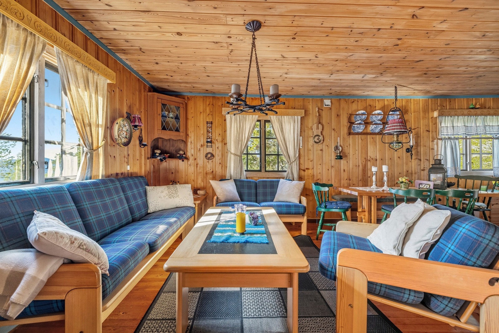 Koselig stue med plass til både stort spisebord og sofakrok Galleribilde