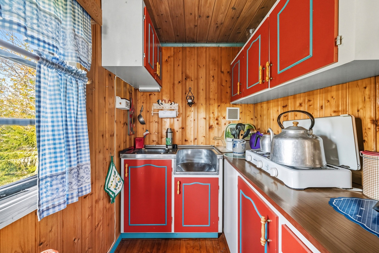 Enkelt avløp til grunnen fra oppvaskkummen Galleribilde