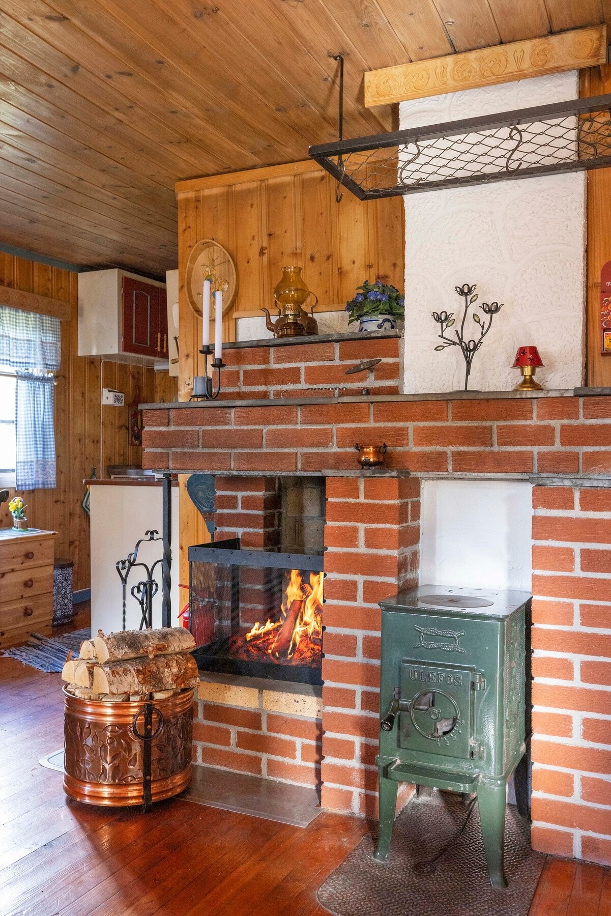 Peis og vedovn varmer hytta raskt opp Galleribilde