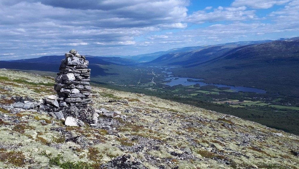 Utsikt fra Liahovden mot Lesjaskogsvatnet. Merket sti til toppen, 1296 moh. Galleribilde