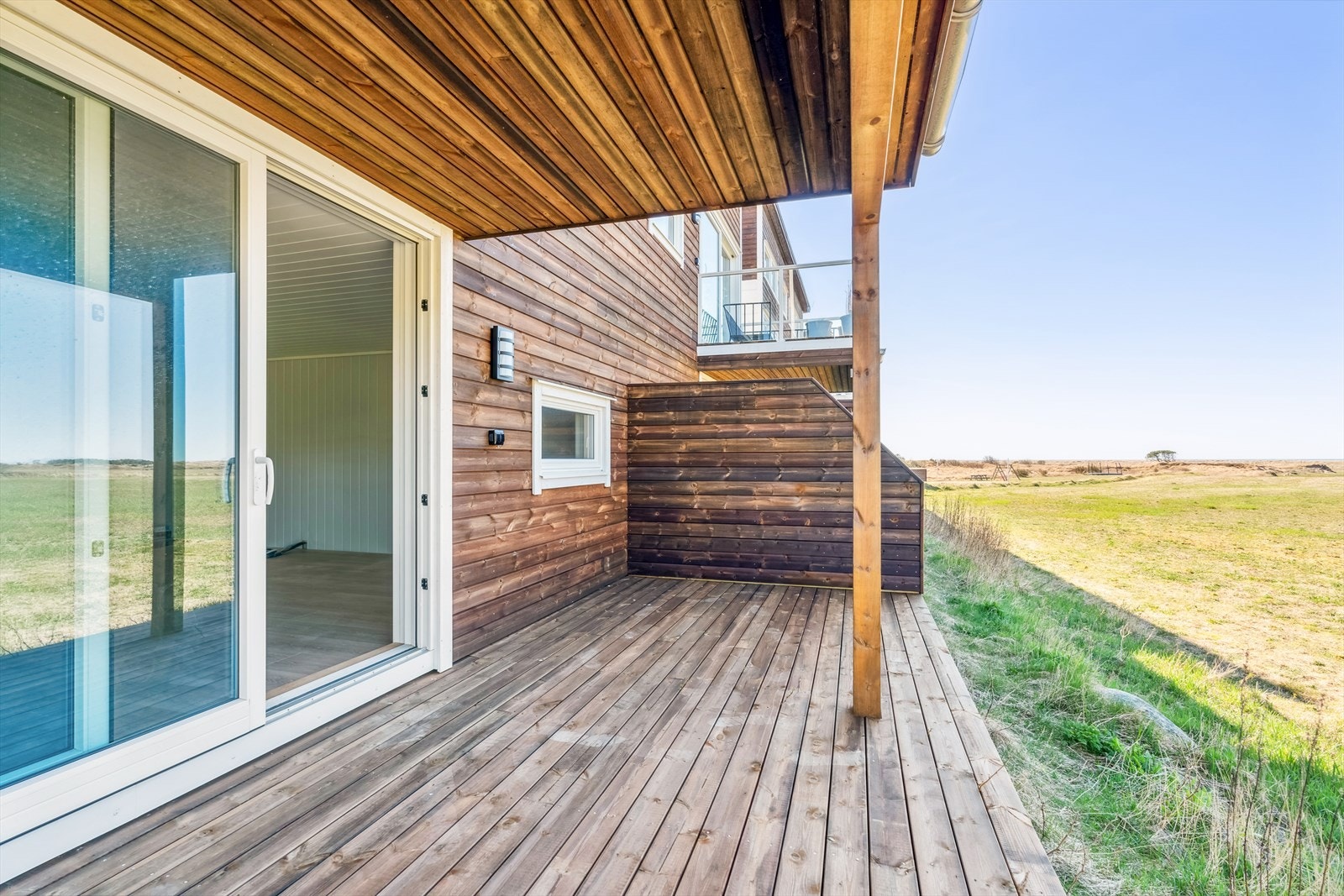 Vest vendt terrasse med utgang fra stue. Galleribilde