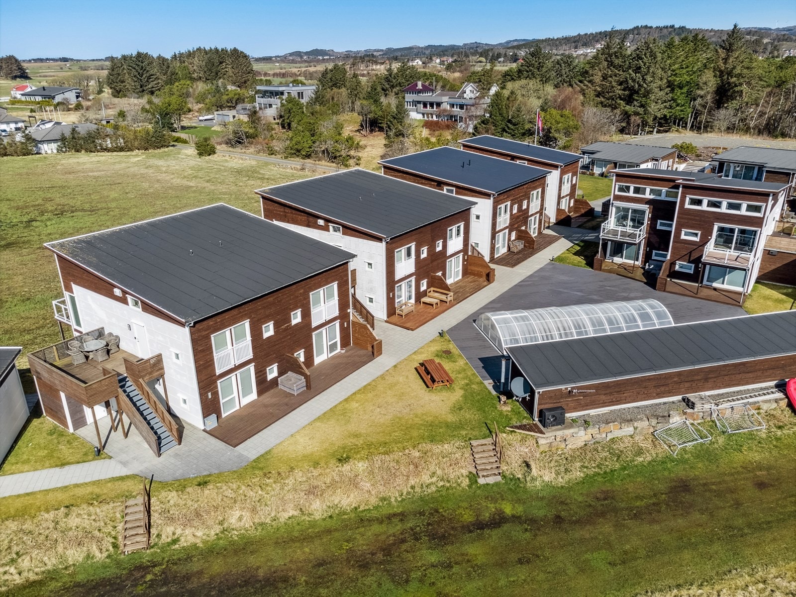 Her har du alt hva du trenger for å slappe av: Natur, strand, basseng, terrasse og sol. Galleribilde