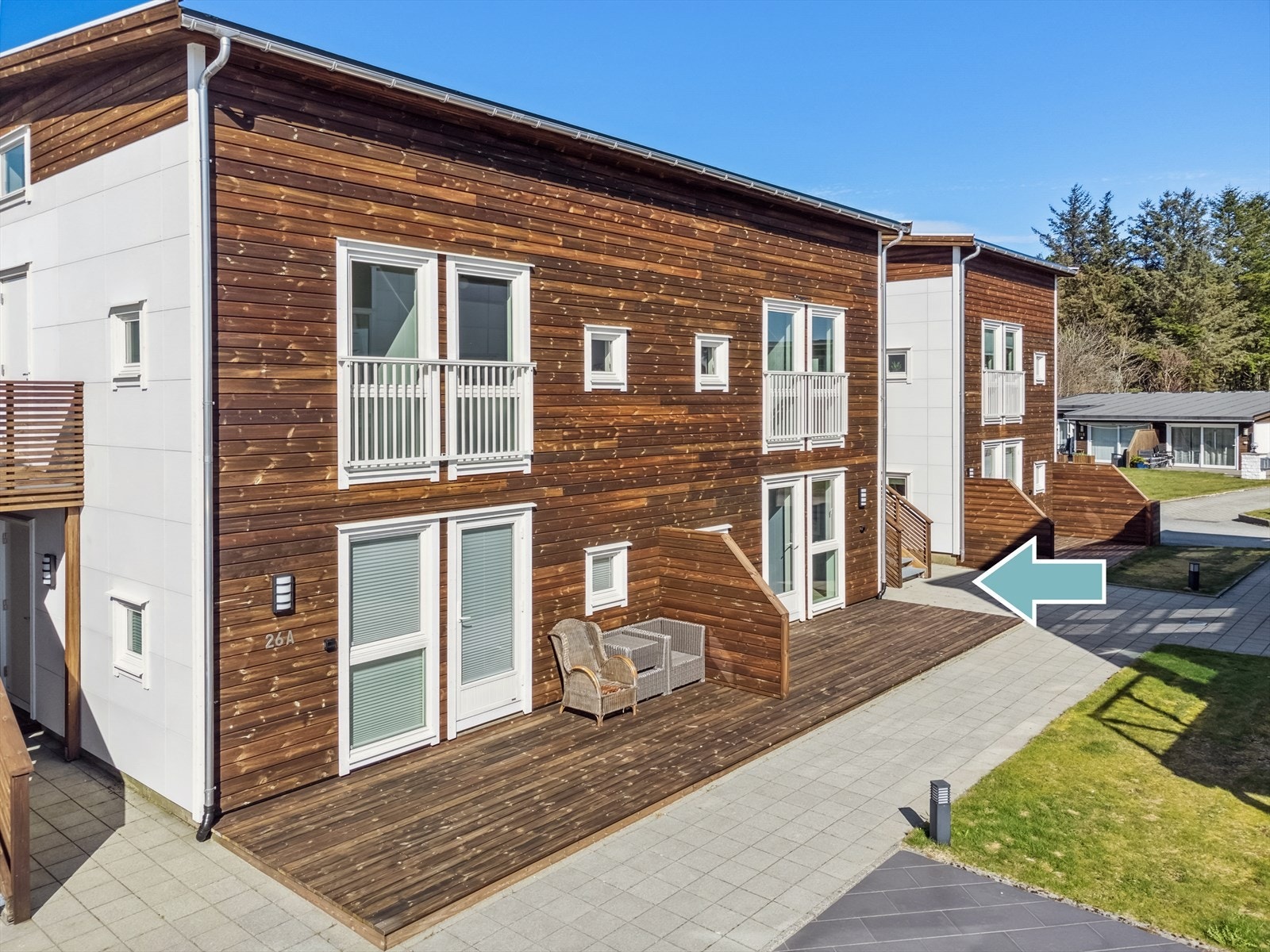 Terrasse på begge sider av leiligheten. Beliggende i 1. etasje. Galleribilde