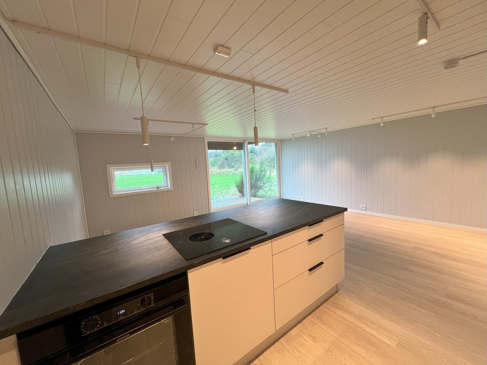 Kjøkken med hvitevarer. Galleribilde