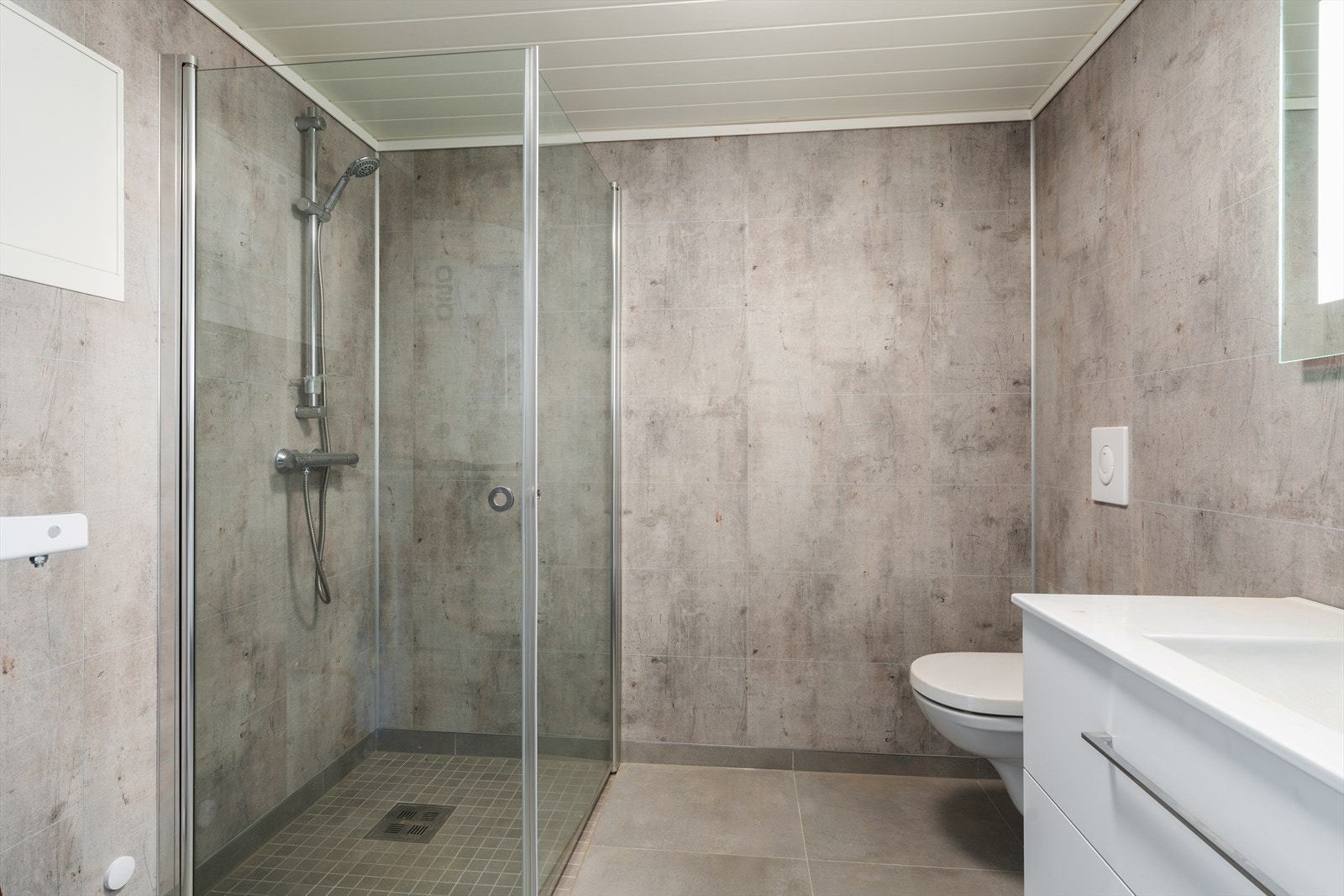 Bad har flislagt gulv med varmekabler. Våtroms plater på vegg. Galleribilde