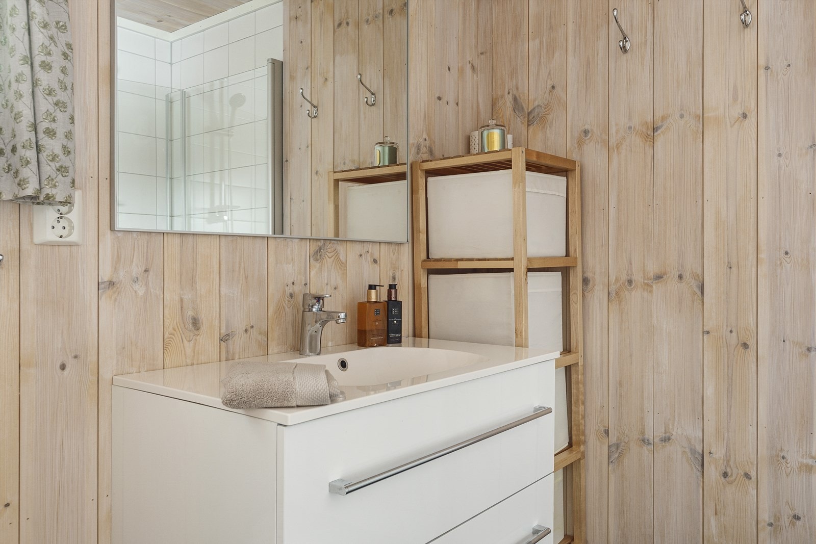 Innredning med servant, toalett og dusjdører i glass, samt opplegg for vaskemaskin. Galleribilde