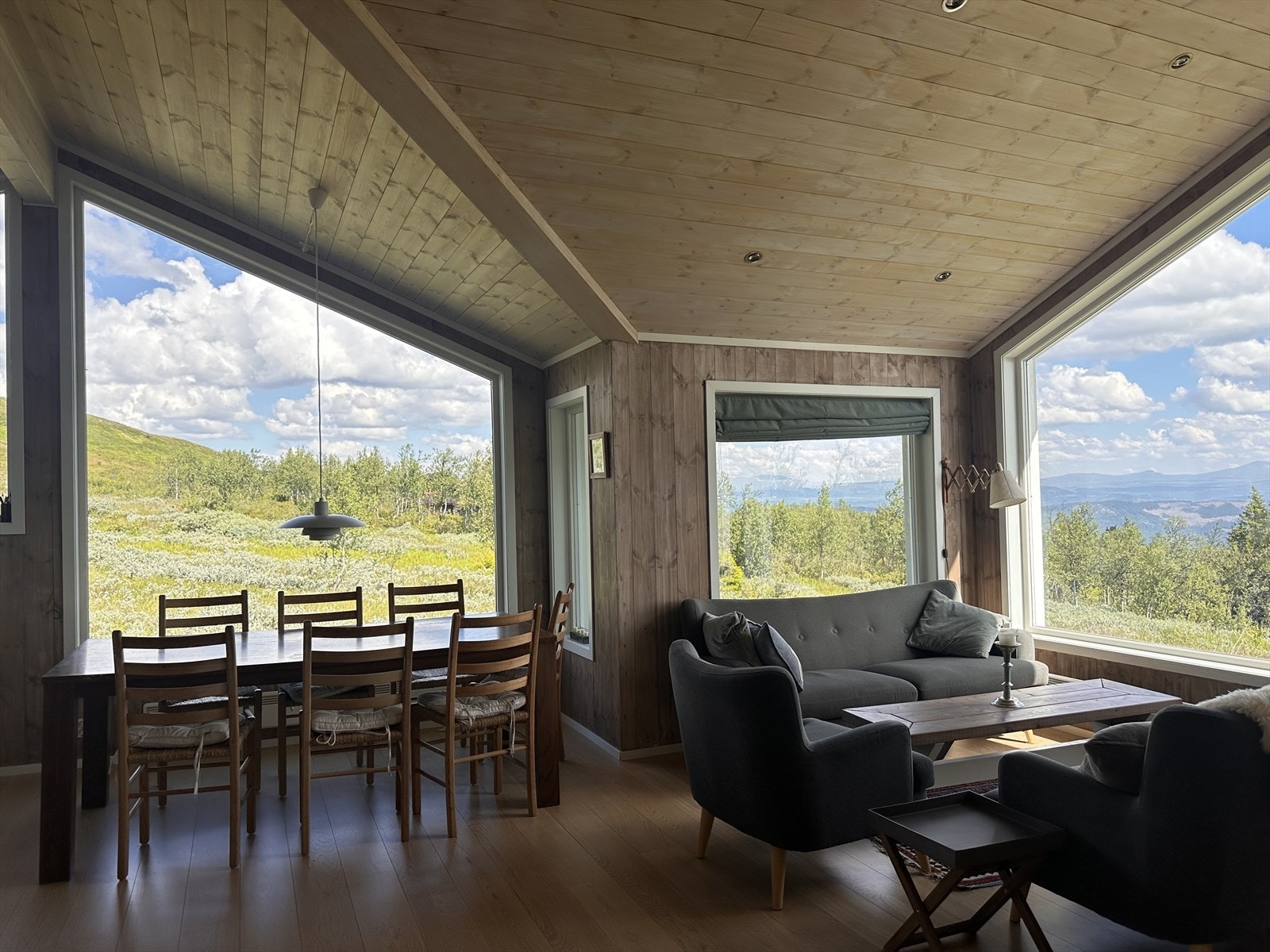 Stue med god takhøyde og store vindusflater. Galleribilde