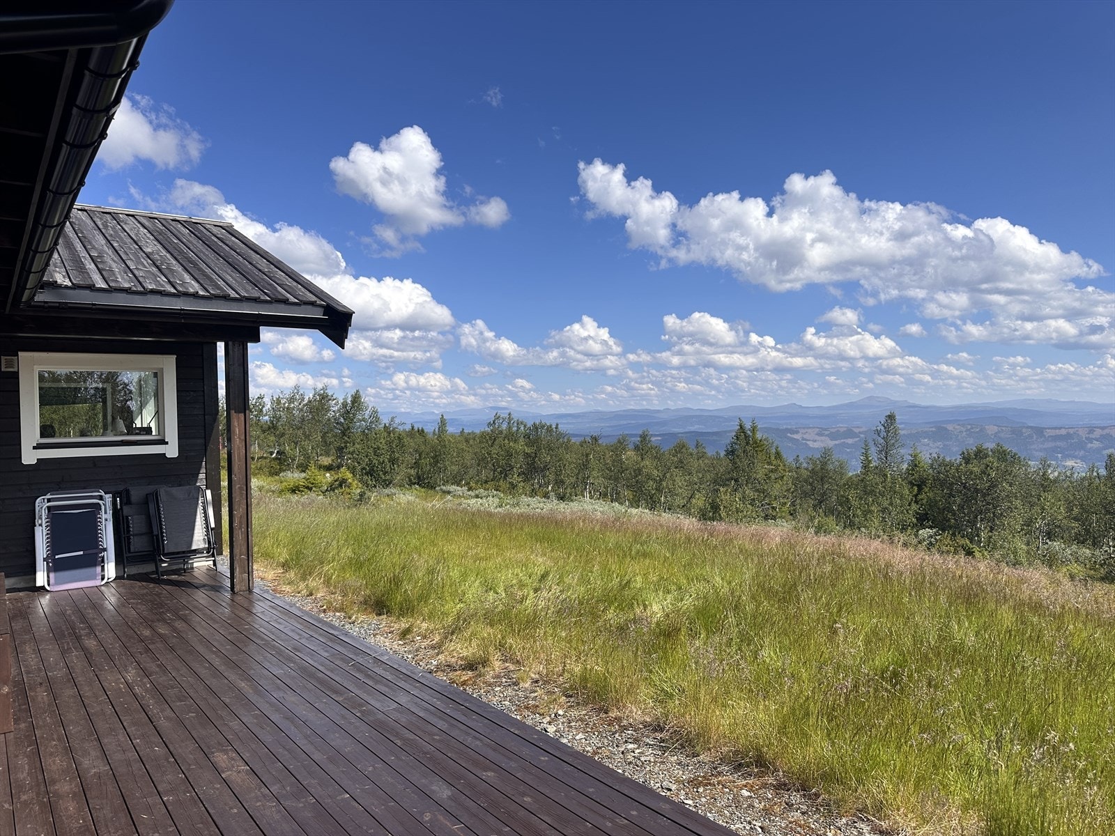 Fra terrassen har du panoramautsikt og flotte solforhold. Galleribilde