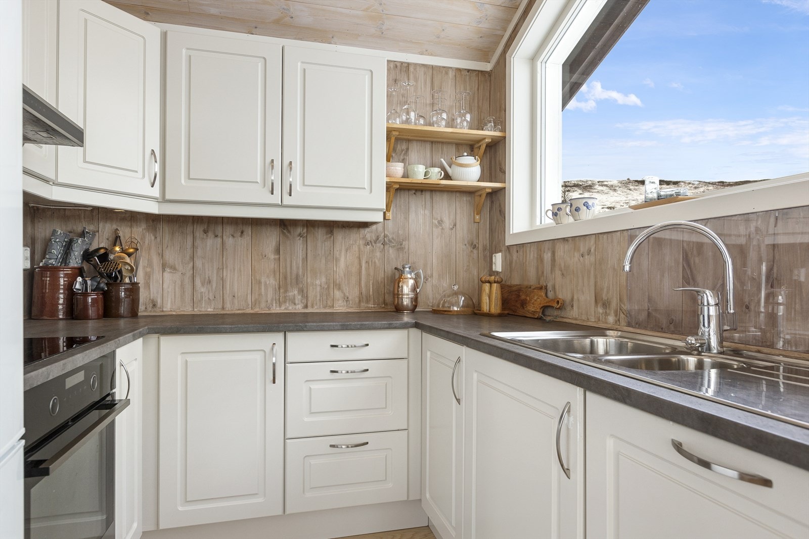 Kjøkkeninnredning med profilerte fronter og laminat benkeplate med dobbel oppvaskkum. Galleribilde