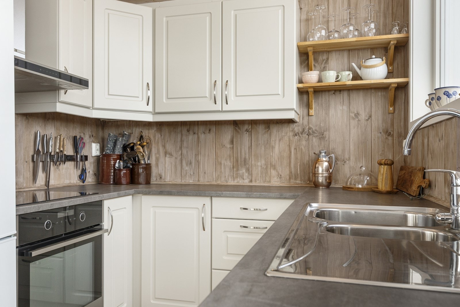 Godt med benk- og skapplass i over- og underskap. Galleribilde