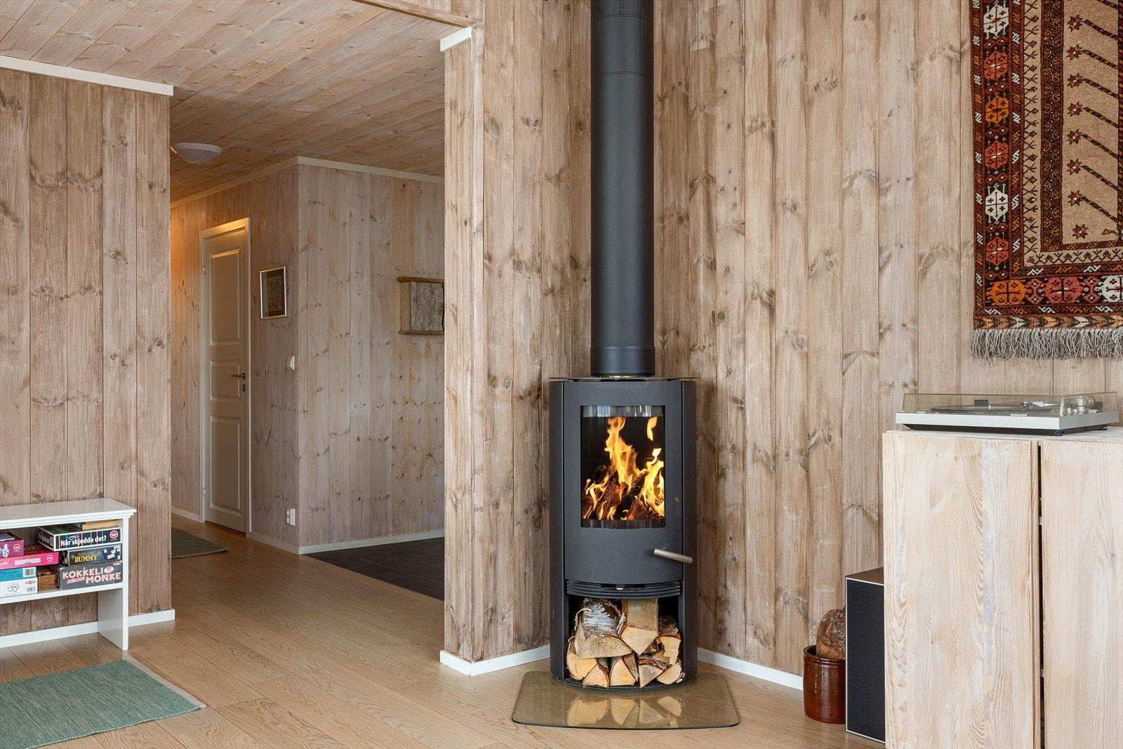 Koselig og lun stue med vedovn, perfekt for kalde dager. Galleribilde