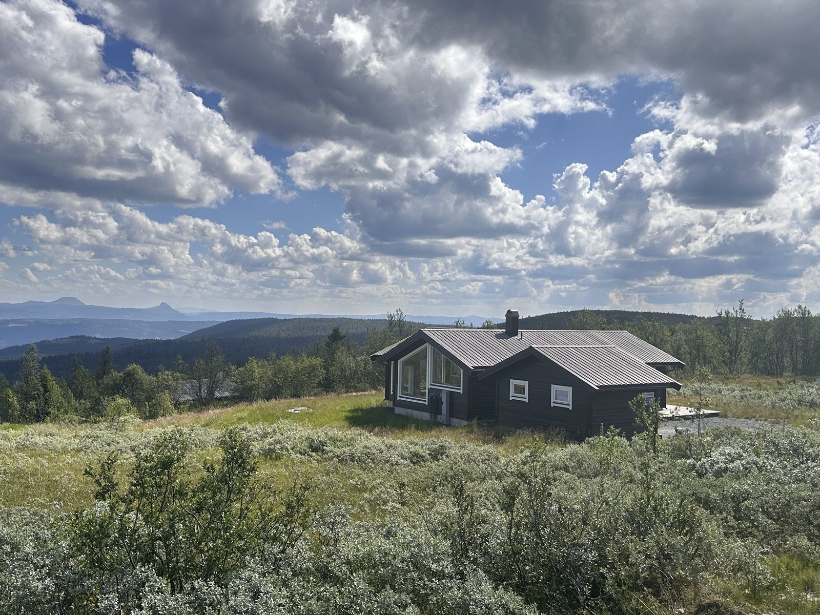 Eiendommen ligger fint til på Kvislasyndin i Vestre Slidre kommune. Galleribilde