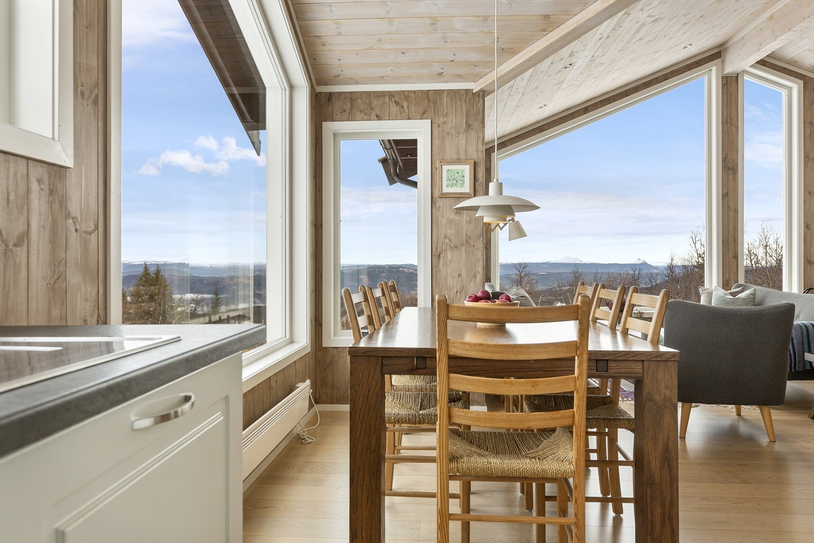 Uansett hvor du sitter, kommer naturbildene inn gjennom de store vindusflatene. Galleribilde