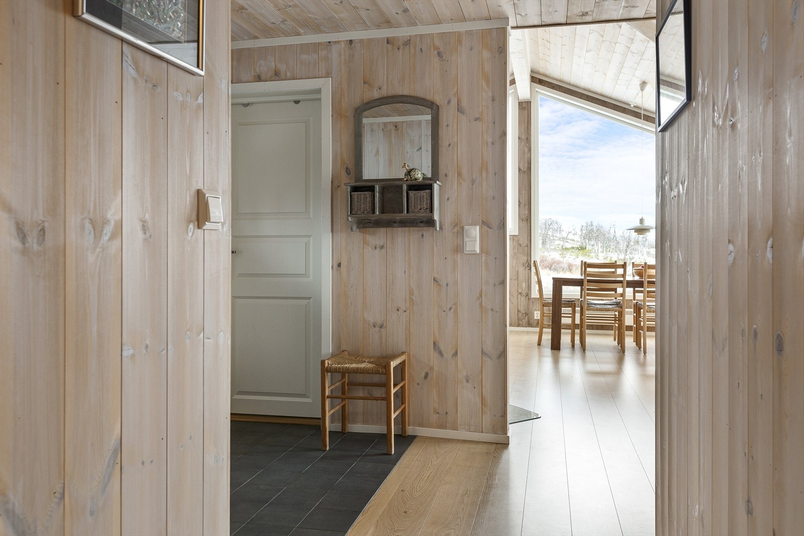 Gangen har praktiske fliser på gulvet med varme under, og plass for å henge fra seg yttertøyet. Galleribilde