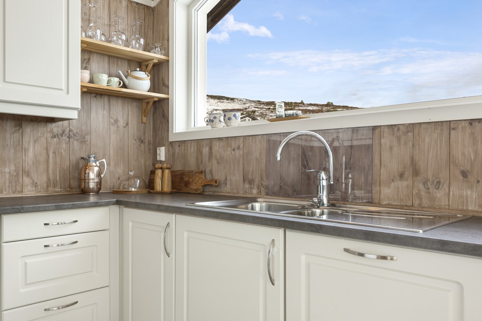 Integrert steketopp, komfyr og oppvaskmaskin, samt frittstående kjøl-/fryseskap Galleribilde