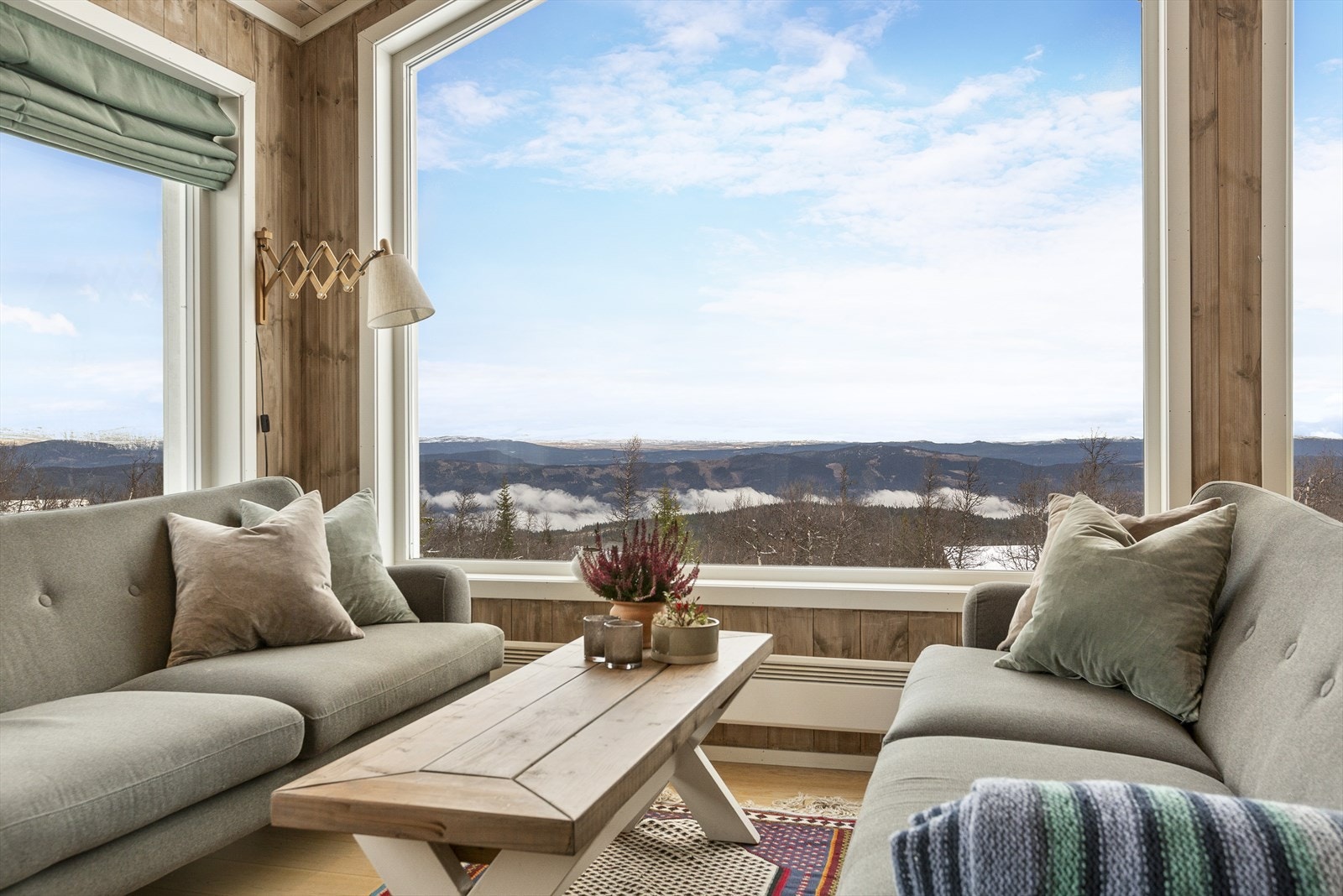 De store vindusflatene slipper inn godt med naturlig lys, og rammer inn den flotte utsikten. Her får man følelsen av så sitte ute inne! Galleribilde