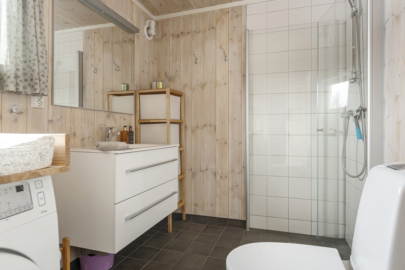 Bad med fliser på gulv og i dusjsone, ellers panel. Varme i gulv. Galleribilde