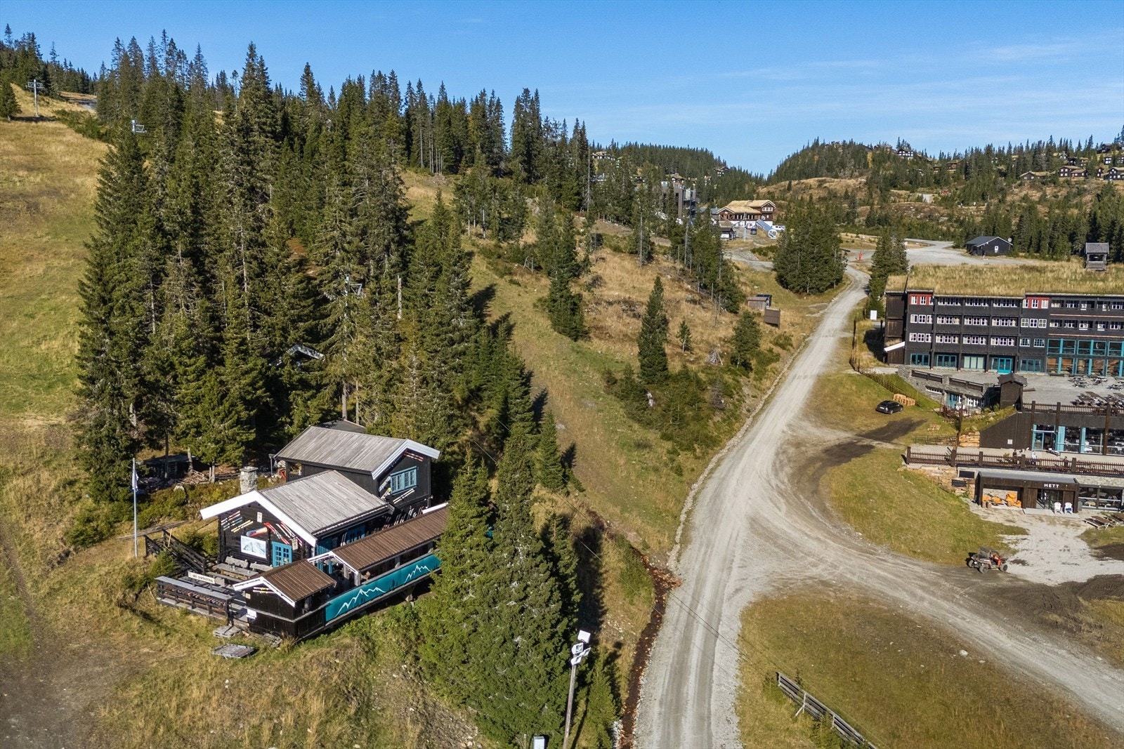 På Kvitfjell Øst (Mellomstasjonen) finnes World Cup-bakken og andre utfordrende nedfarter. Anlegget skal ha mer enn 100 snøkanoner og gir de beste muligheter for en lang sesong. Galleribilde