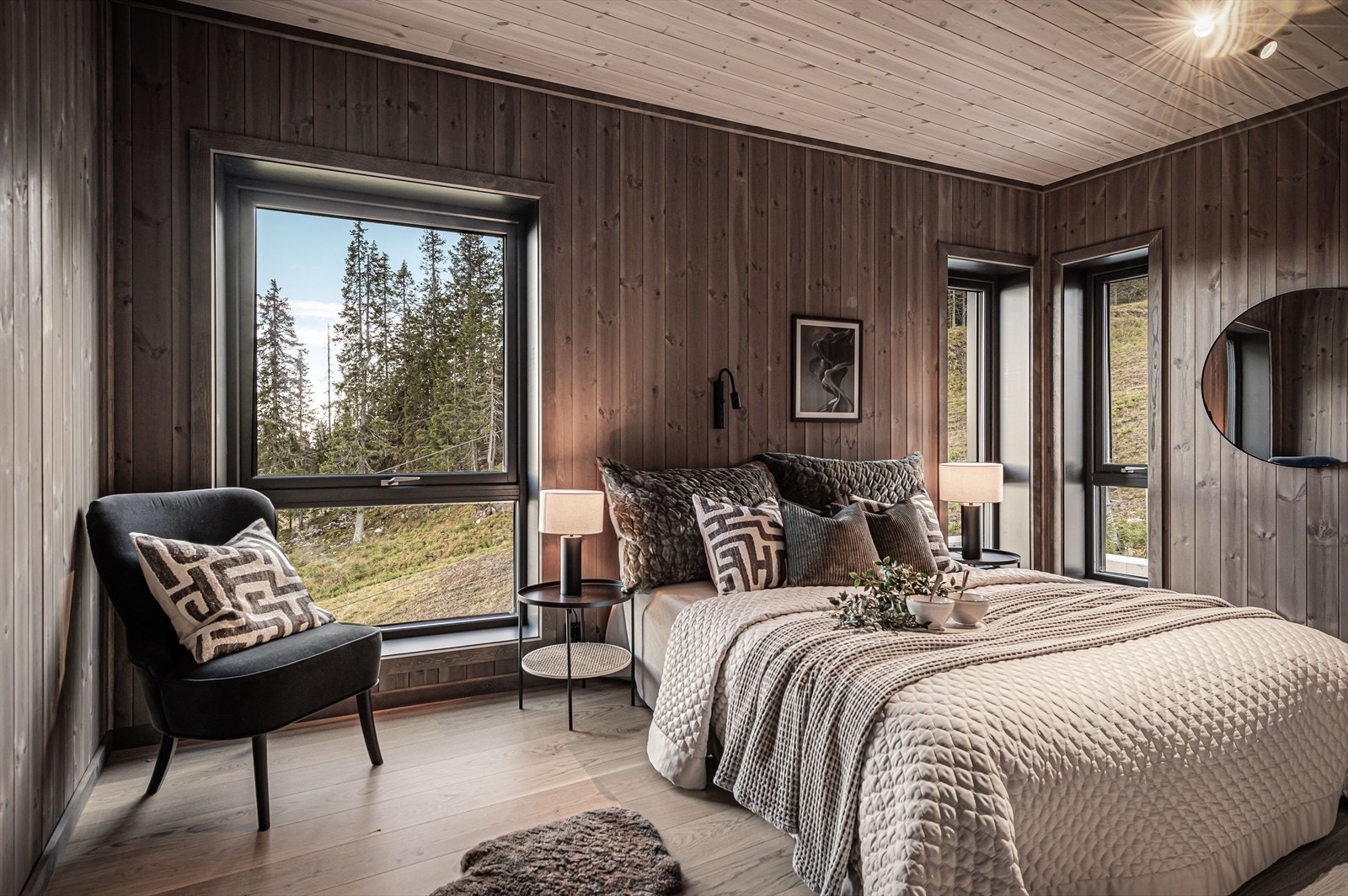 Hovedsoverommet er av god størrelse og store vindusflater som sørger godt med lys i rommet. Materialene er gjennomgående med delikat beiset panel som går i ett med rommene ellers. Galleribilde