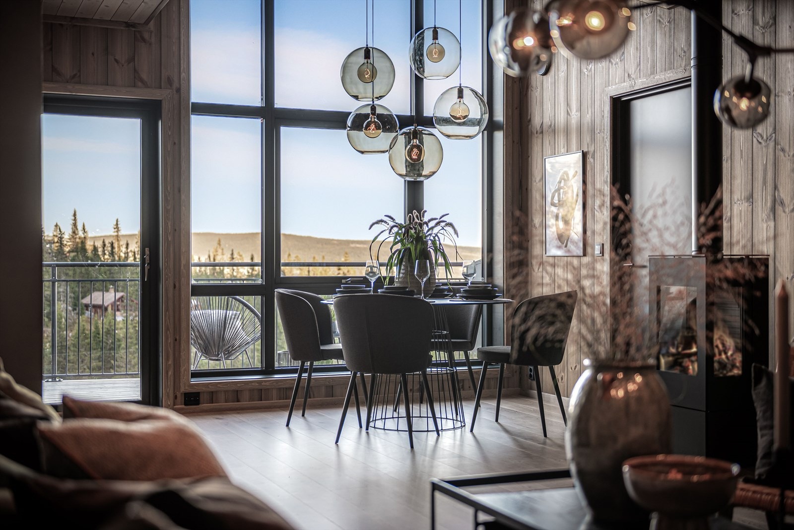 Her fristes det med en romslig stue og kjøkken i åpen løsning og med en rikelig takhøyde Galleribilde