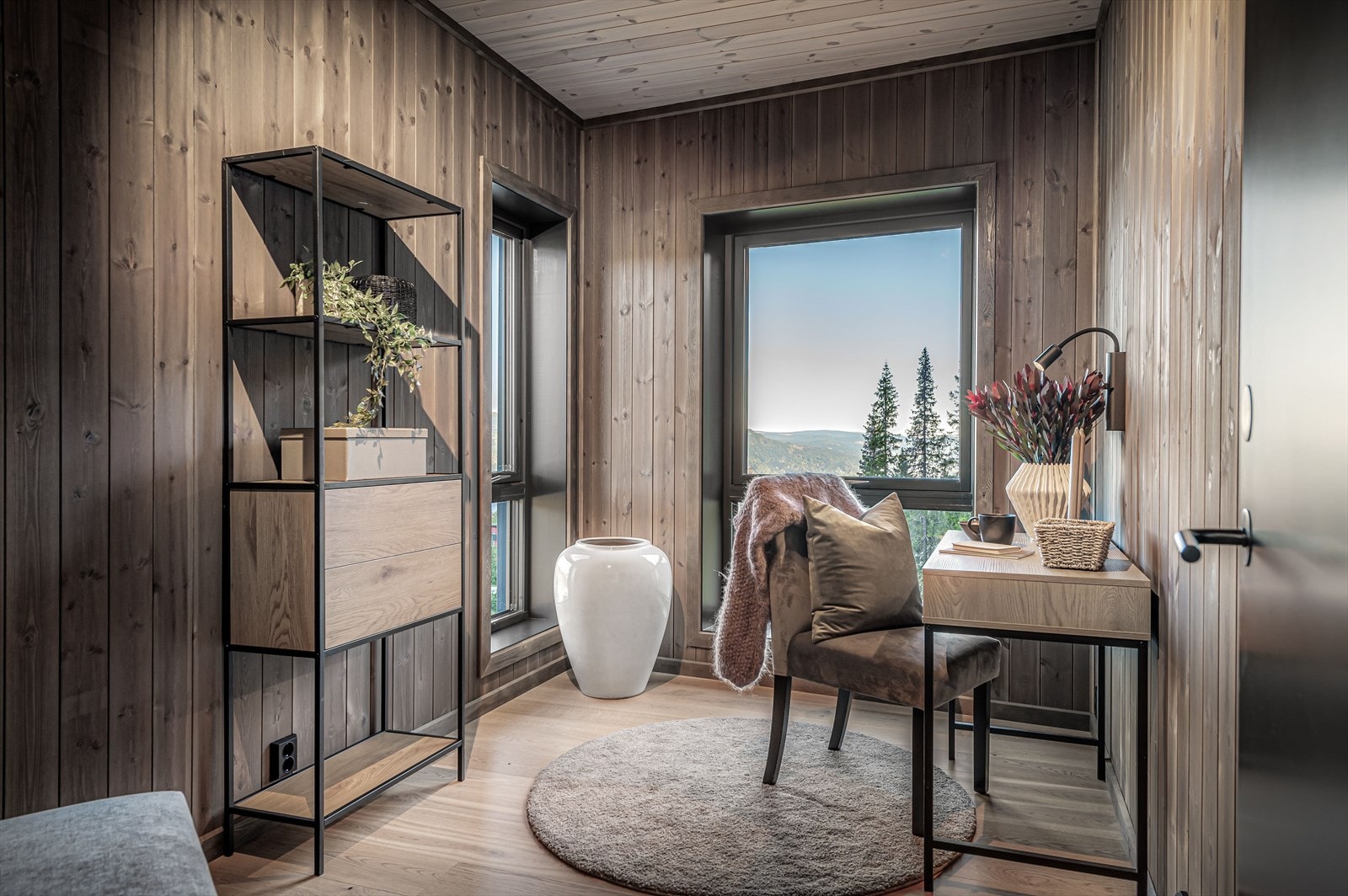 Soverom II - Enten om man vil innrede rommet som hyttekontor eller soverom, kan man nyte dette rommets fantastiske utsikt nedover alpinbakken og dalen utenfor. Galleribilde