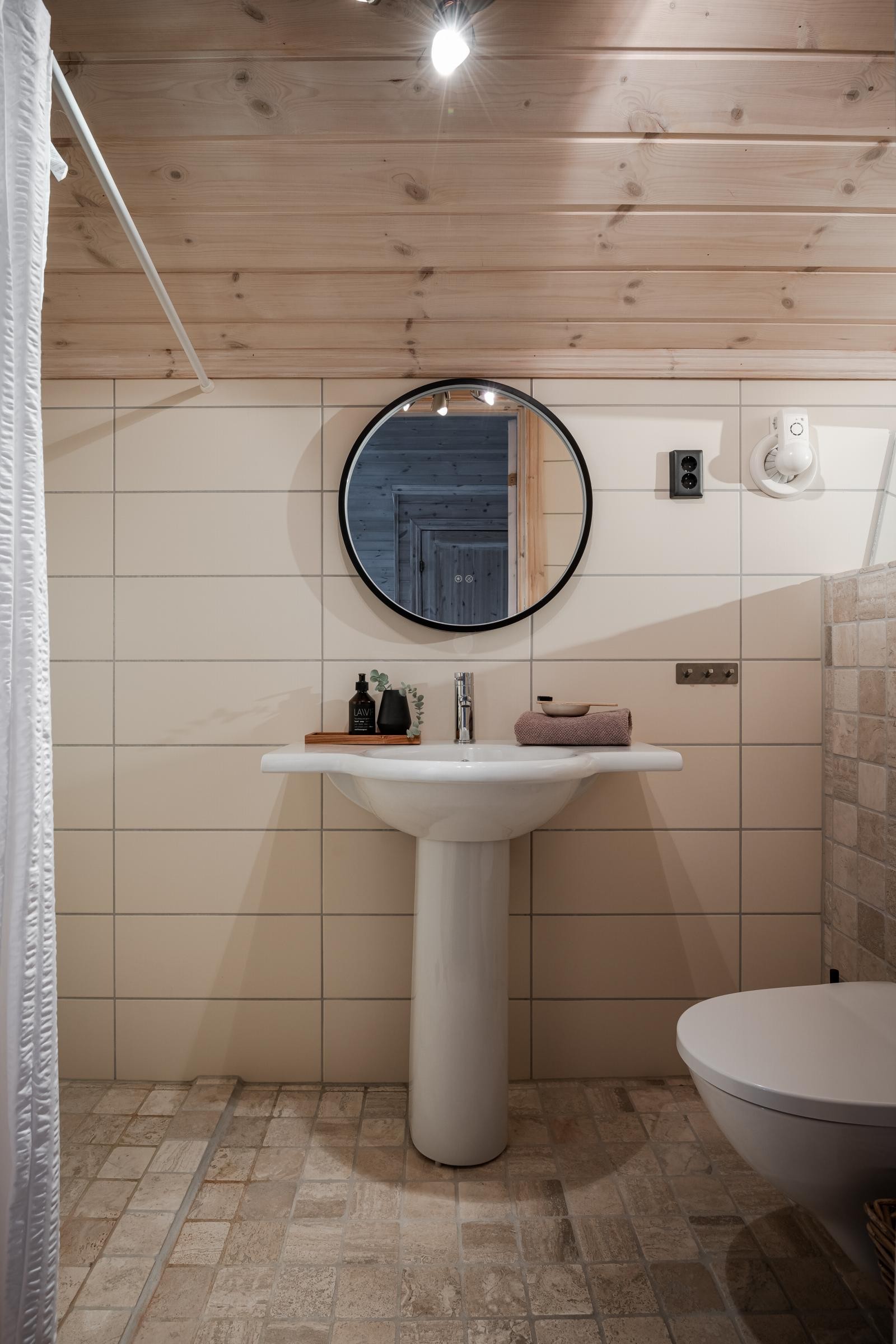 Bad i loftsetasjen. Hytta inneholder tilsammen to bad samt separat toalett tilknyttet etntréen. Galleribilde