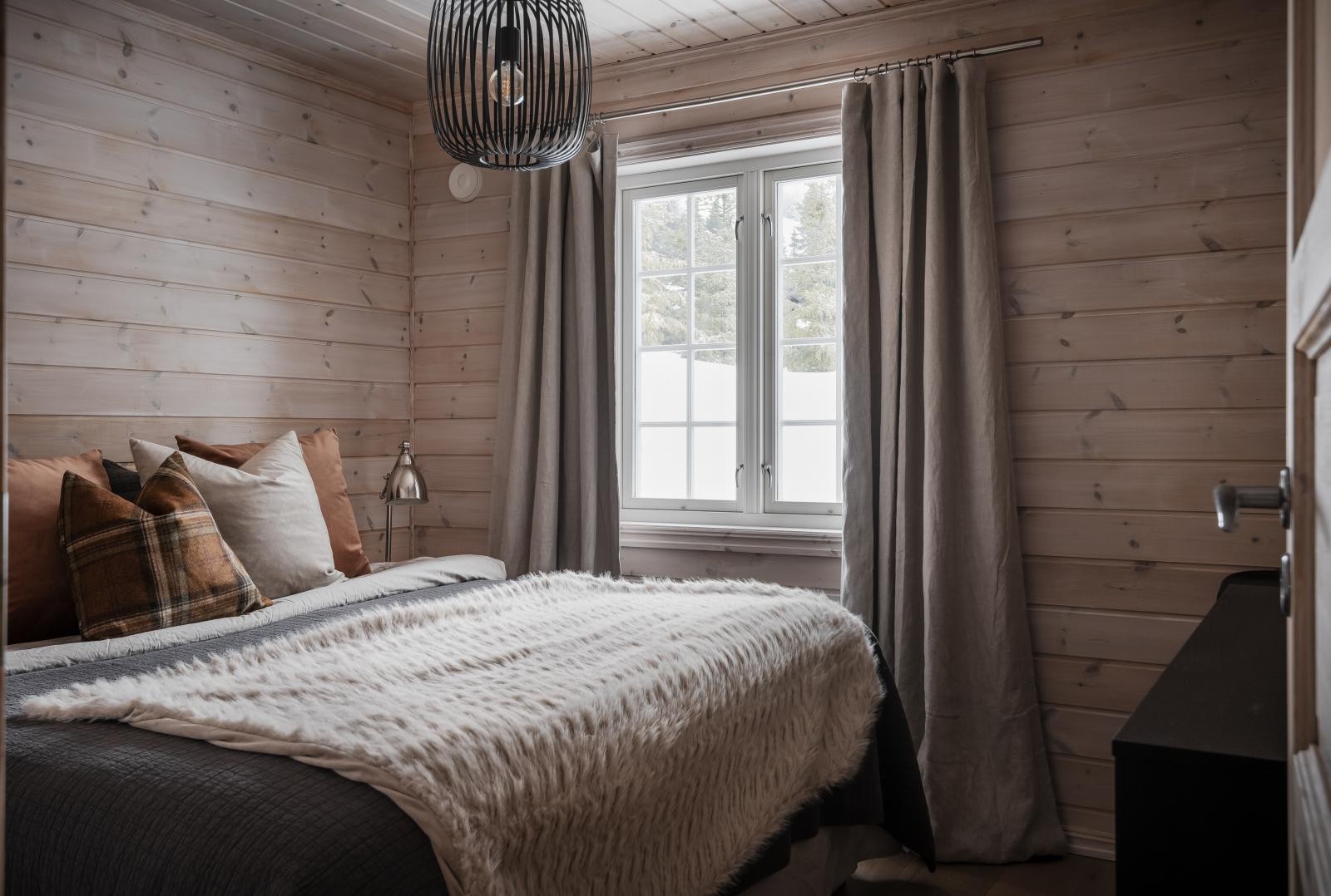 To av soverommene i 1. etasje ligger i front, med nydelig utsikt. Galleribilde