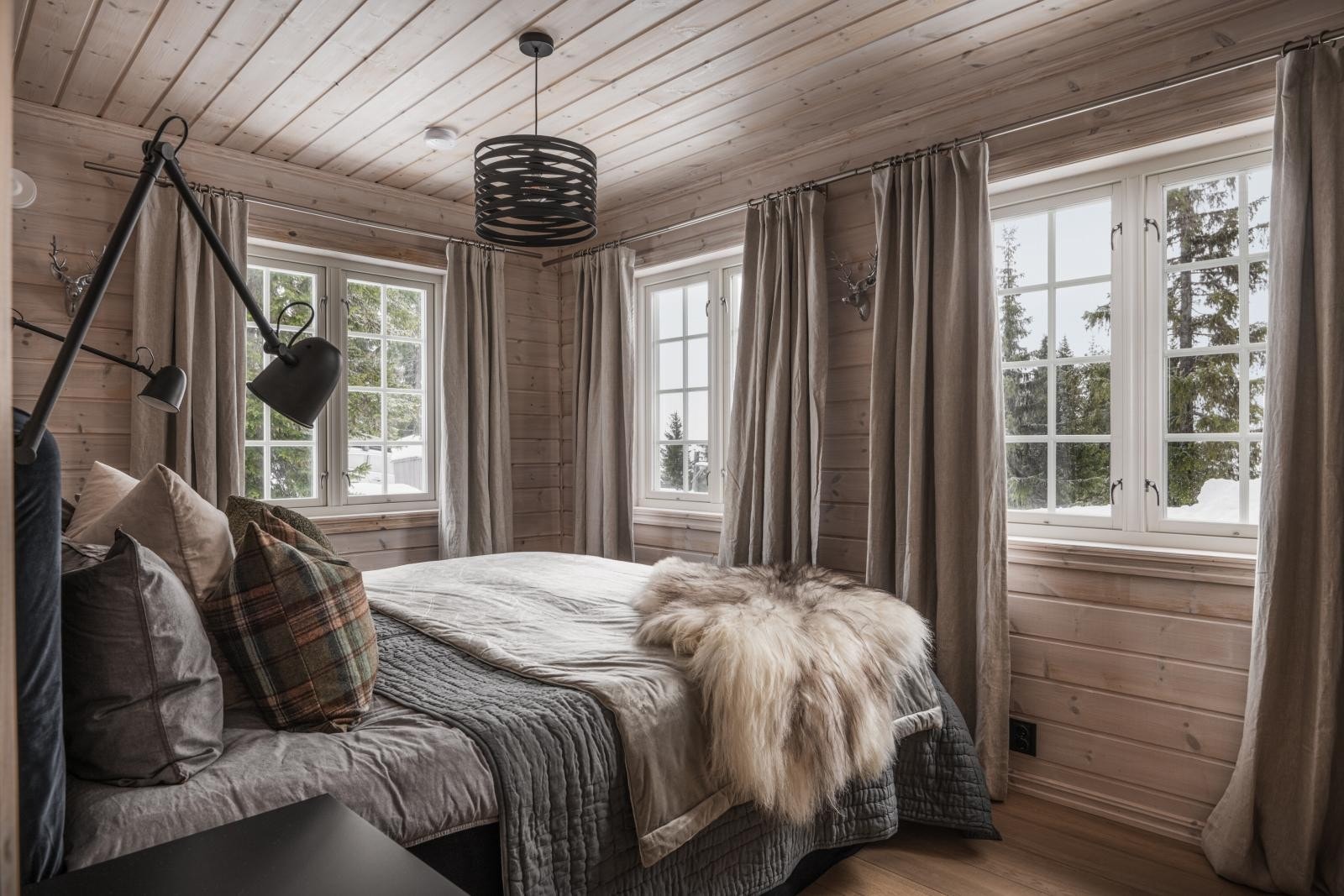 Fritidsboligen byr på hele 6 soverom, hvorav tre stk. er plassert i 1. etasje og de resterende to er plassert i loftsetasjen. Galleribilde