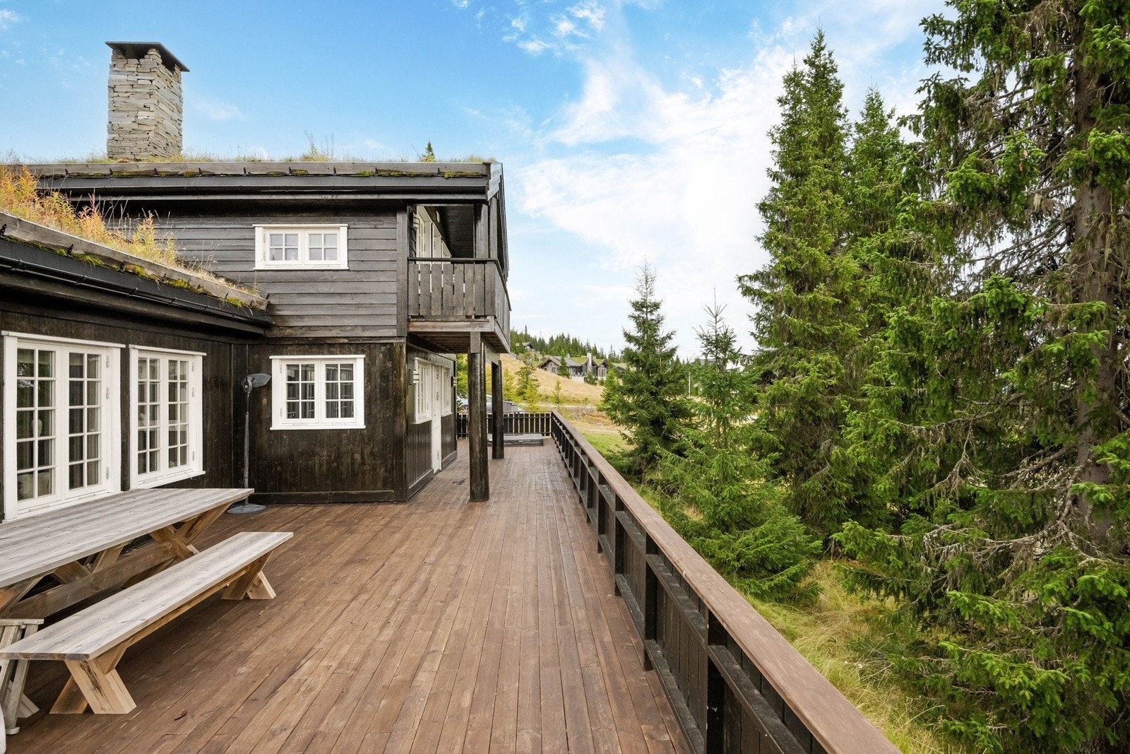 Solrik markterrasse på hele 100 kvm. med utgang fra både stue, kjøkken og bad. Galleribilde