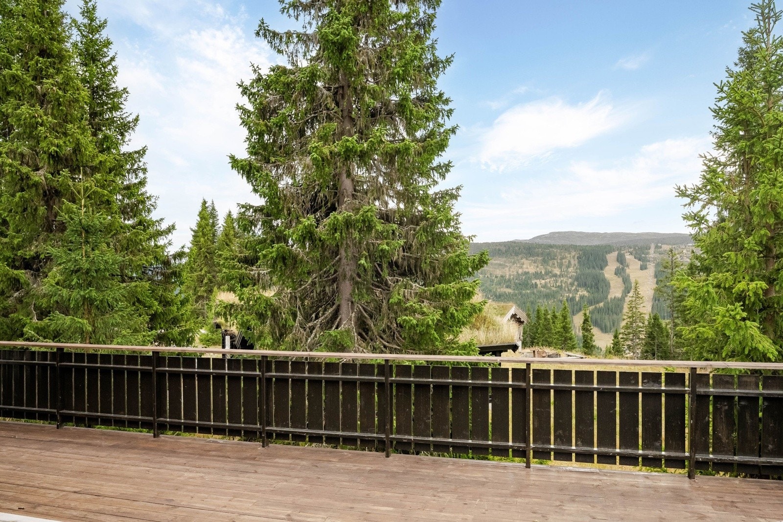 Beliggenheten er verdt å merke seg, da hytta ligger nesten innerst i en rolig blindvei, men likevel skjermet for innsyn. Her har man umiddelbar nærhet til alpinbakken og tilbringerløype til langrenn. Galleribilde