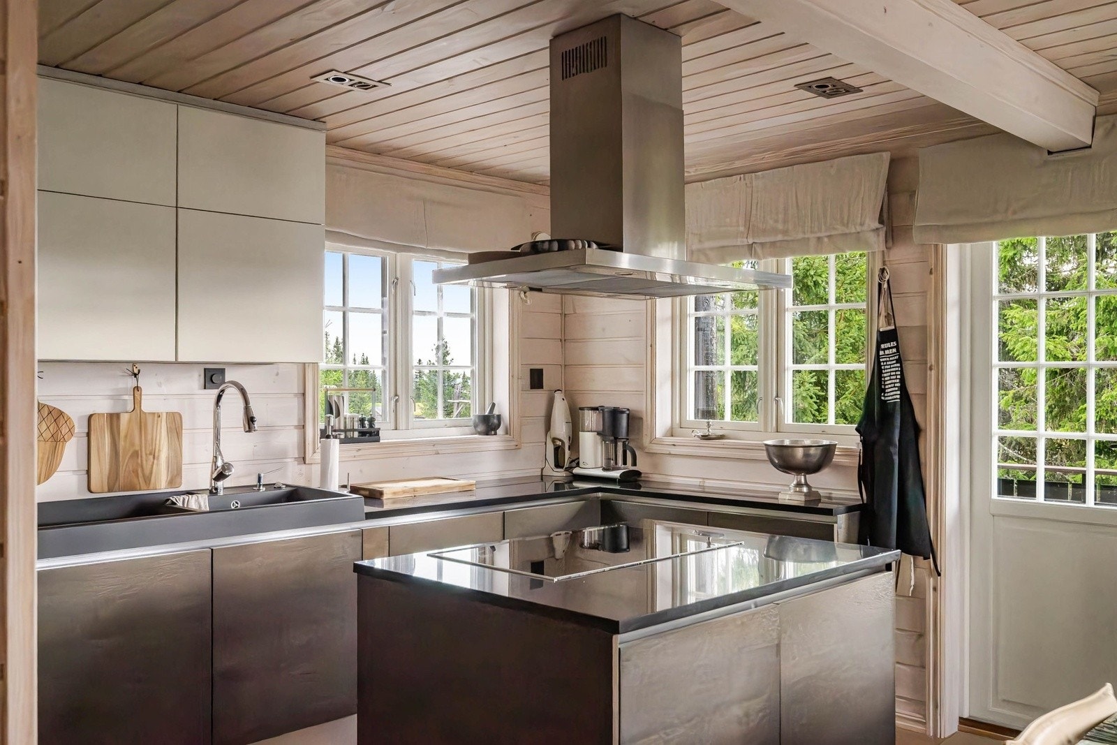 Stort og velutstyrt kjøkken med kjøkkenøy og direkte utgang til terrassen. Galleribilde