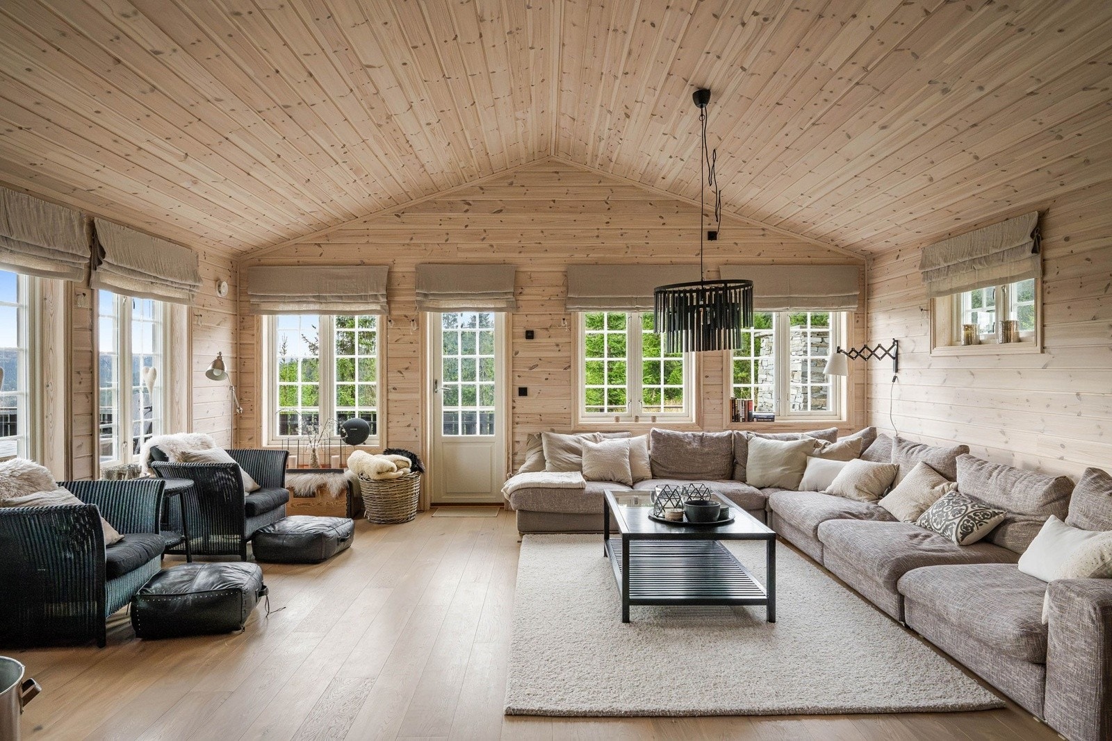 En praktfull fritidsbolig med en beliggenhet som byr på spektakulær utsikt, optimale solforhold og perfekt ski inn/ut! Romslig peisstue med direkte utgang til stor terrasse. Galleribilde