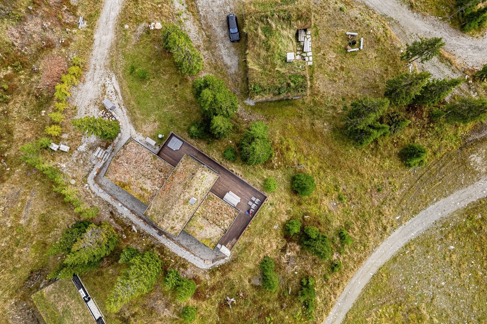 Stor parkeringsplass på tomten samt lader for elbil. Galleribilde