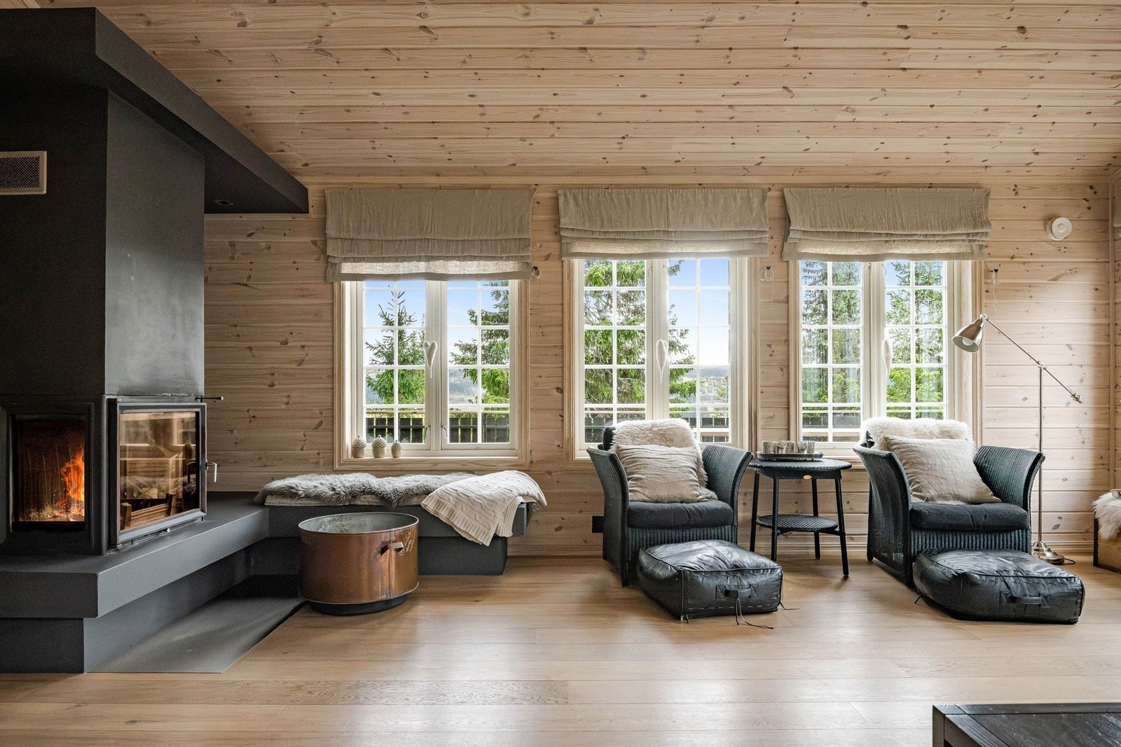Den gode planløsningen kombinert med god takhøyde og vindusflater, bidrar til at hytta oppleves svært åpen, lys og romslig. Den flotte peisen skaper en lun og god atmosfære. Galleribilde