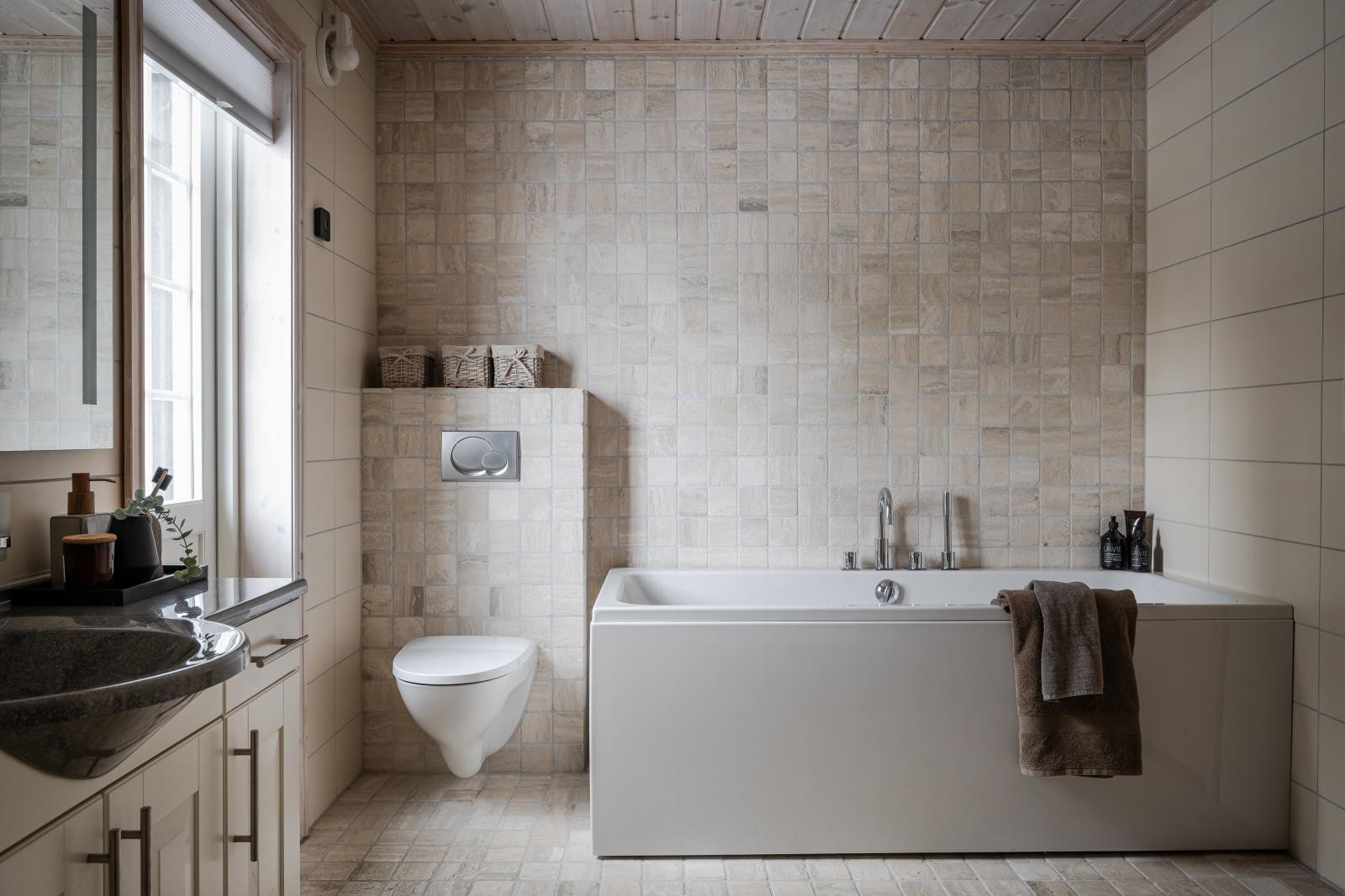 Delikat bad i 1. etasje med badstue og direkte utgang til terrassen. Galleribilde