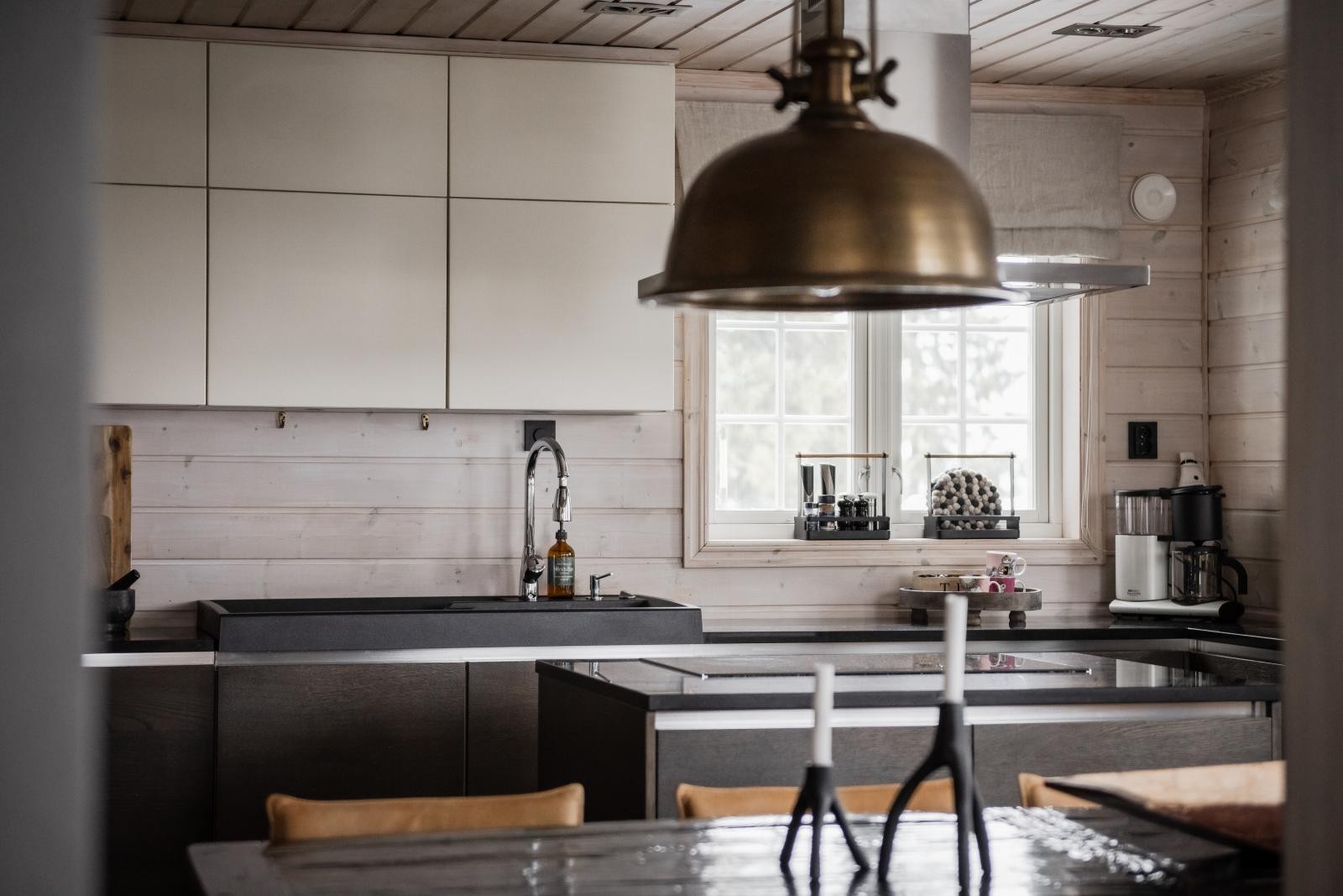 Innredning fra italienske Aster og benkeplate i granitt. Her har man rikelig med skap- og benkeplass. Galleribilde