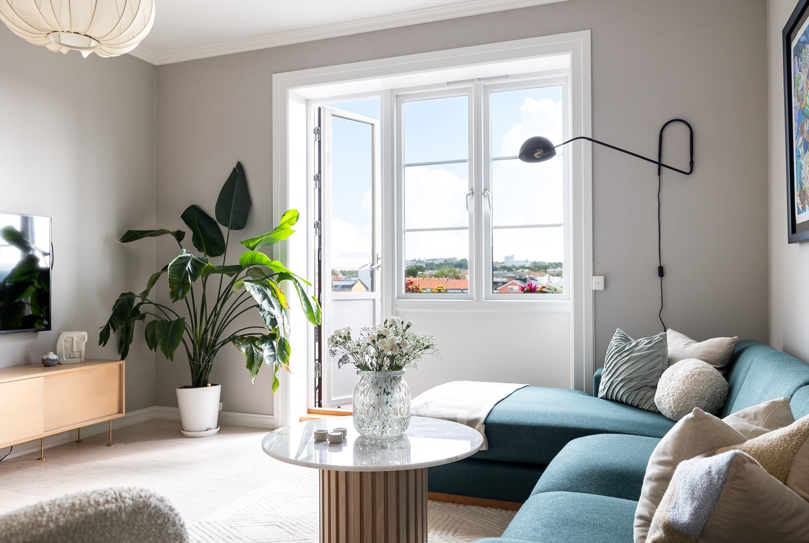 Rommet er enkelt å innrede, med plass til sofa, TV-benk og spisebord. Galleribilde