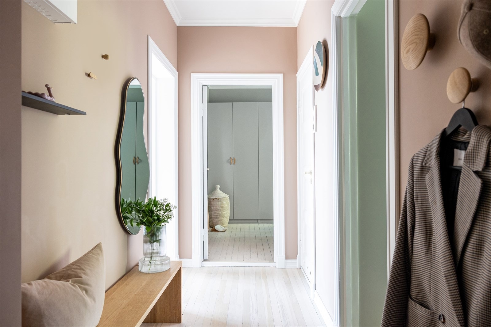 Praktisk yttergang med inngang til alle rom, samt plass til ytterjakker og sko. Innvendig kott gir gode oppbevaringsmuligheter. Galleribilde